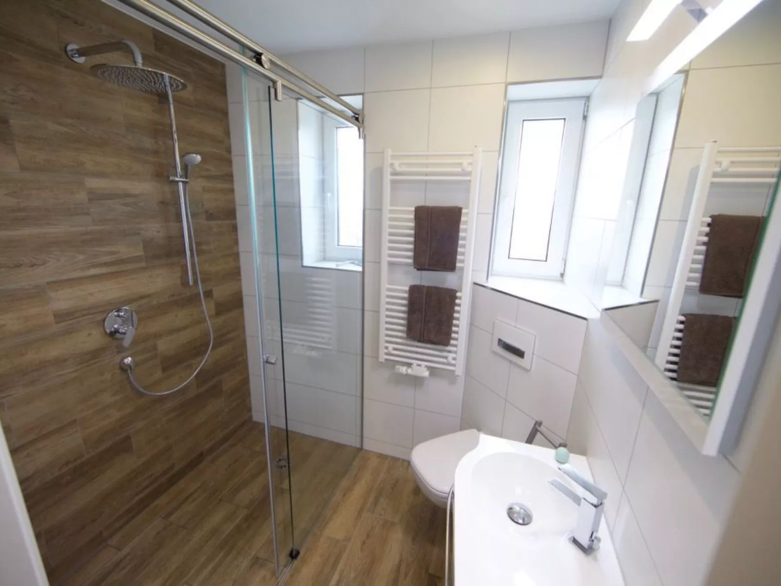 Helle und moderne Ferienwohnung mit Terrasse