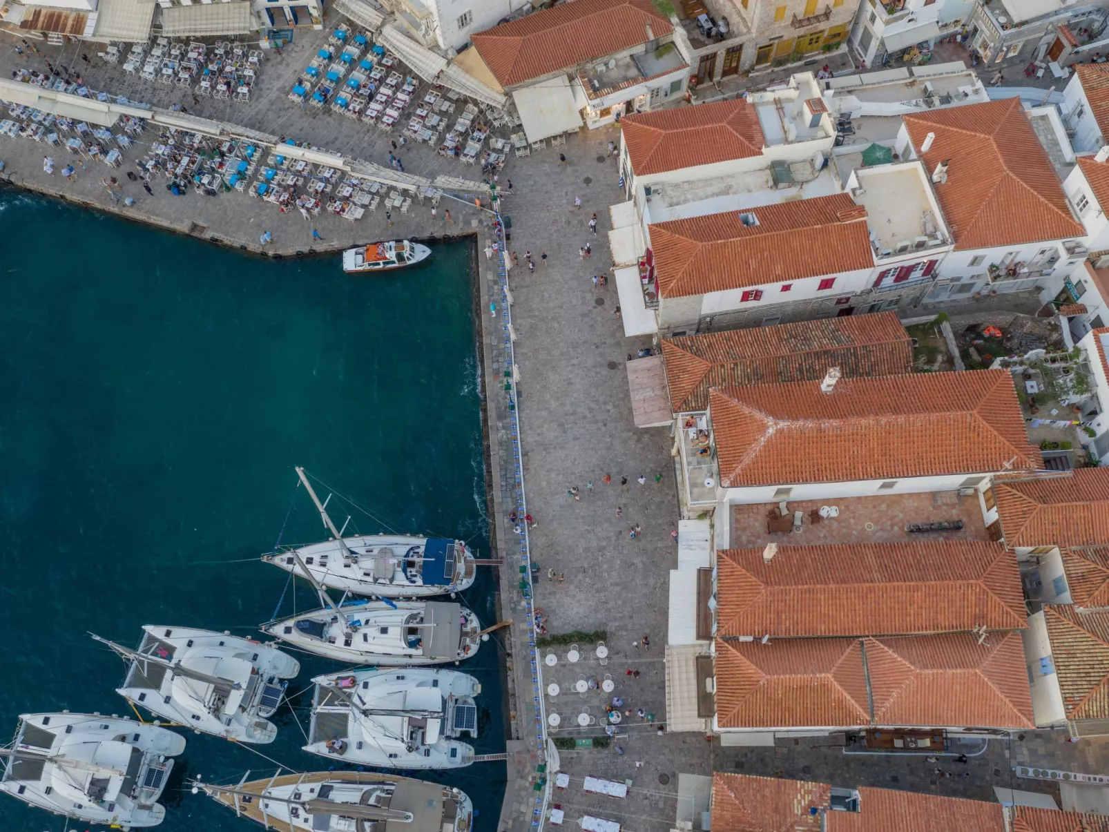 Mit Blick auf das Wasser