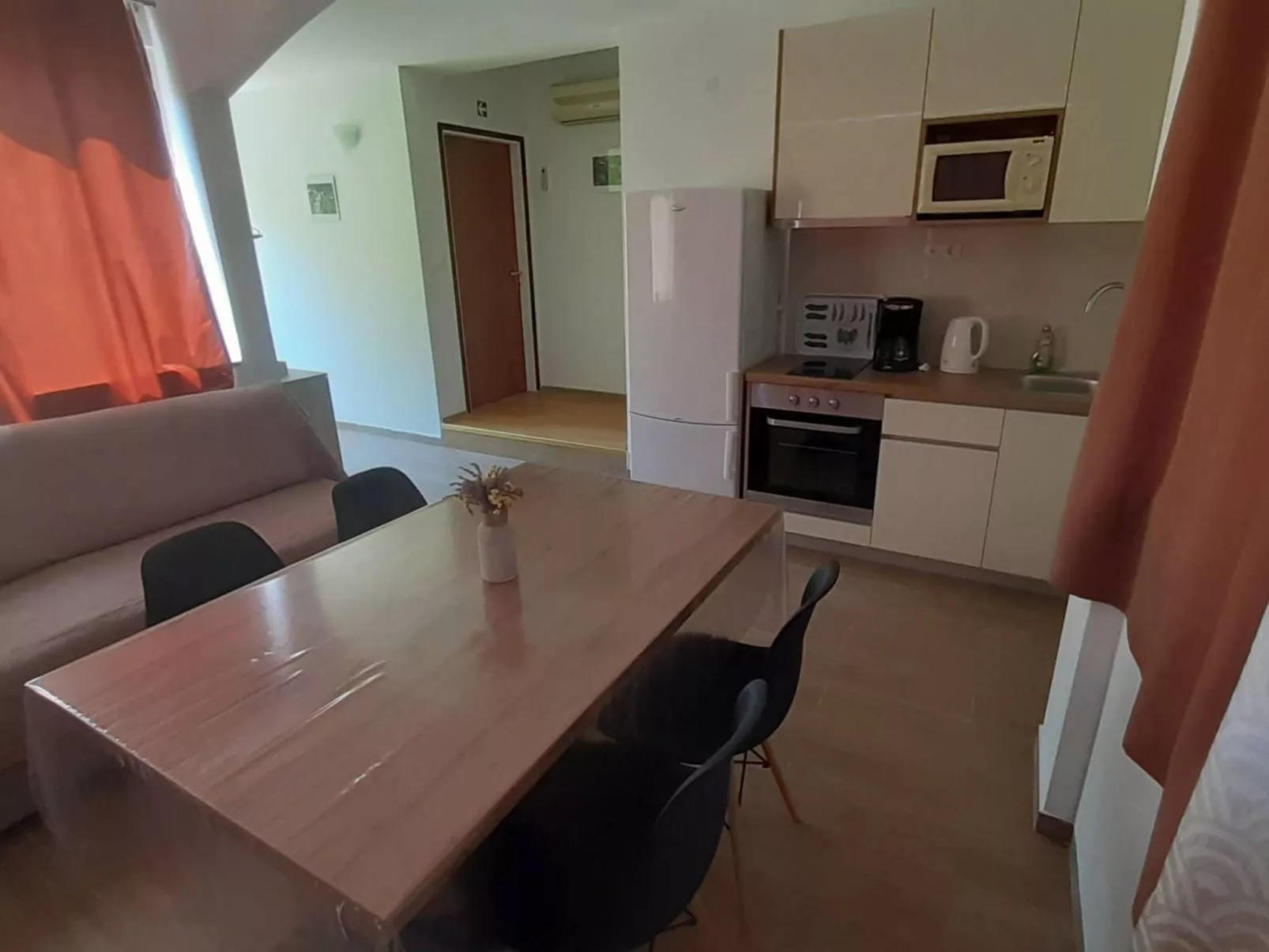 "Grüne" Wohnung mit Swimmingpool