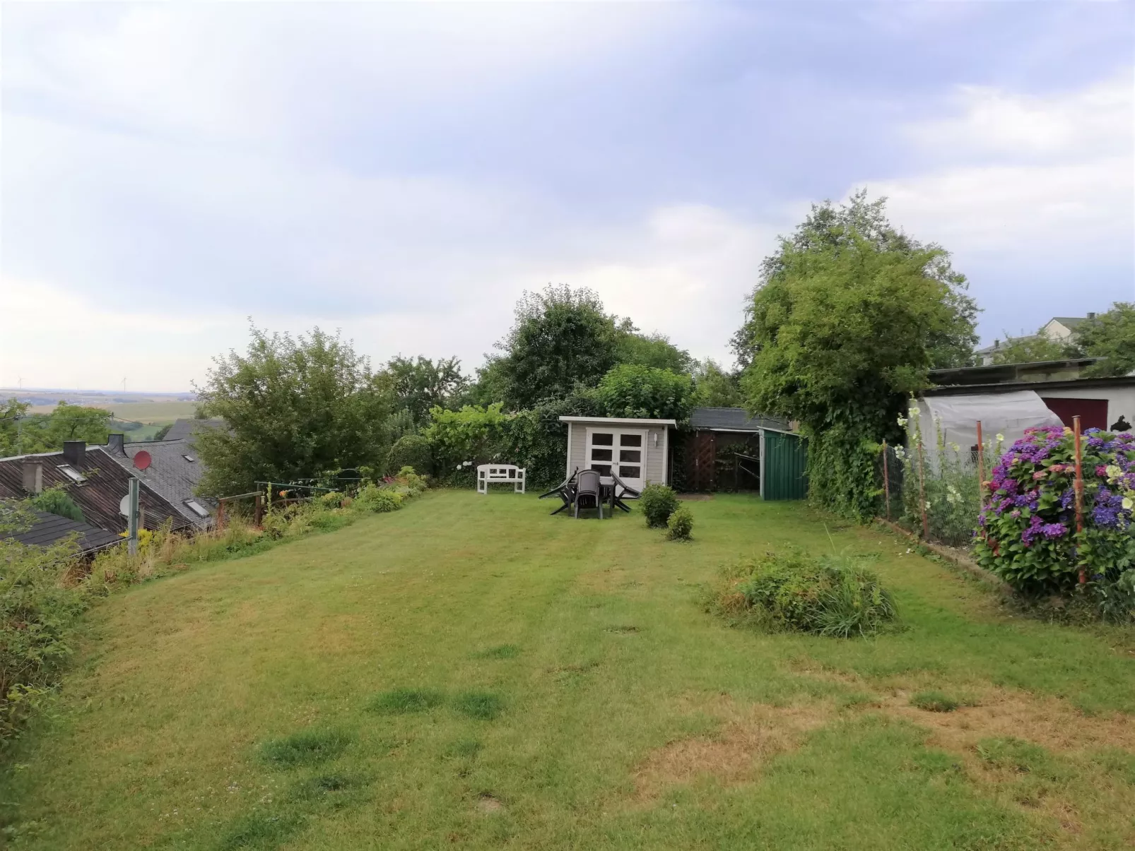 Geräumiges Ferienhaus in Holzerath mit Garten-Buiten