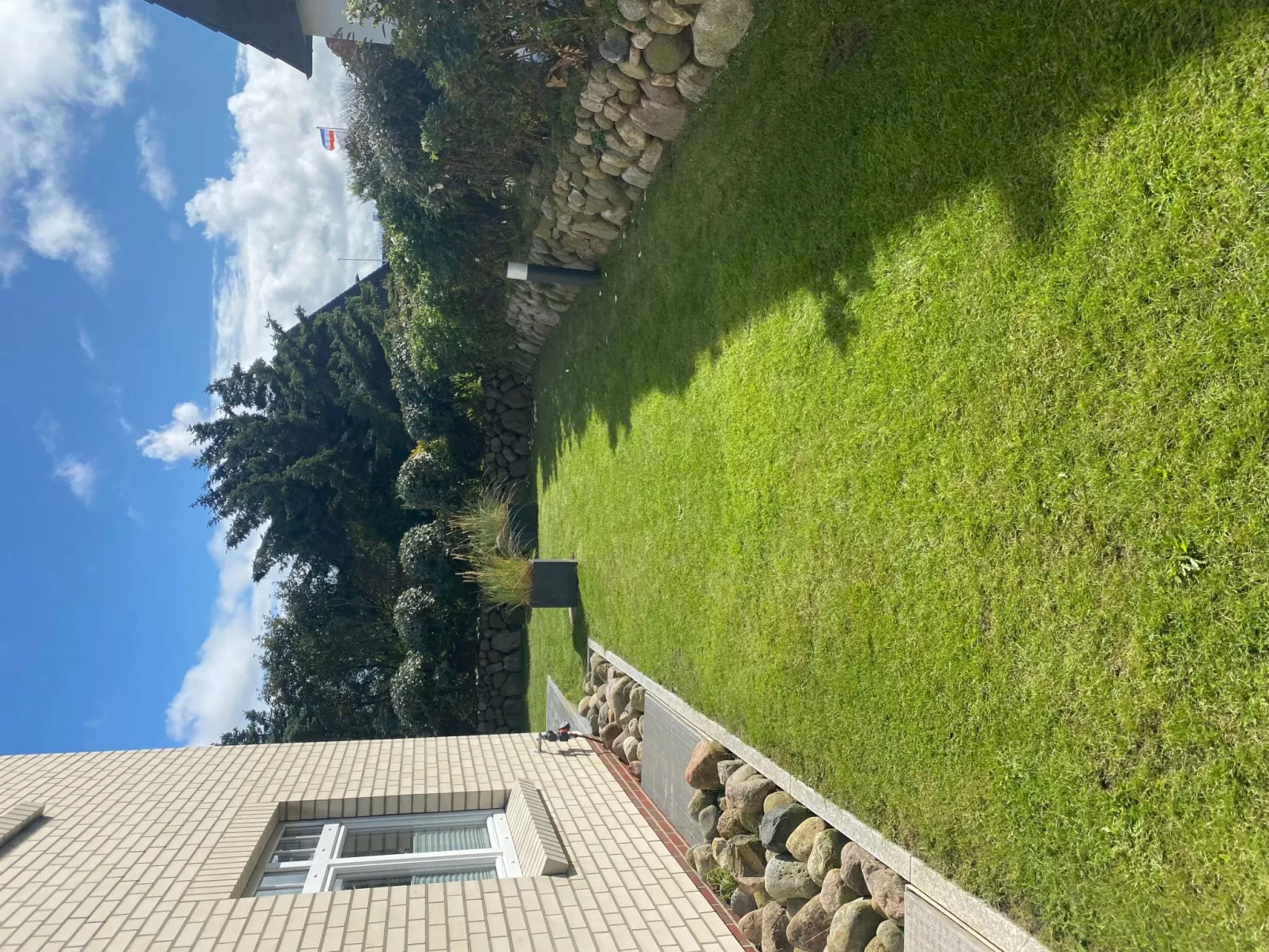 Helle Ferienwohnung mit sonniger Terrasse-Buiten