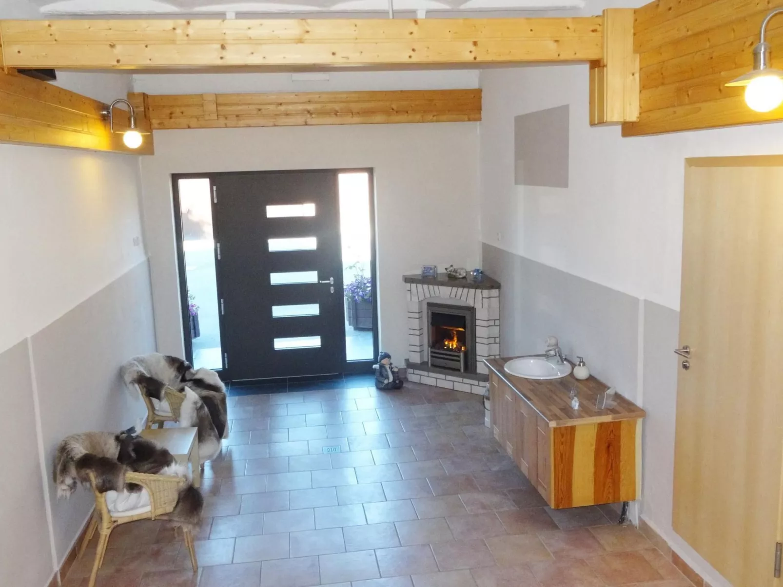 Modern eingerichtete Suite mit Terrasse