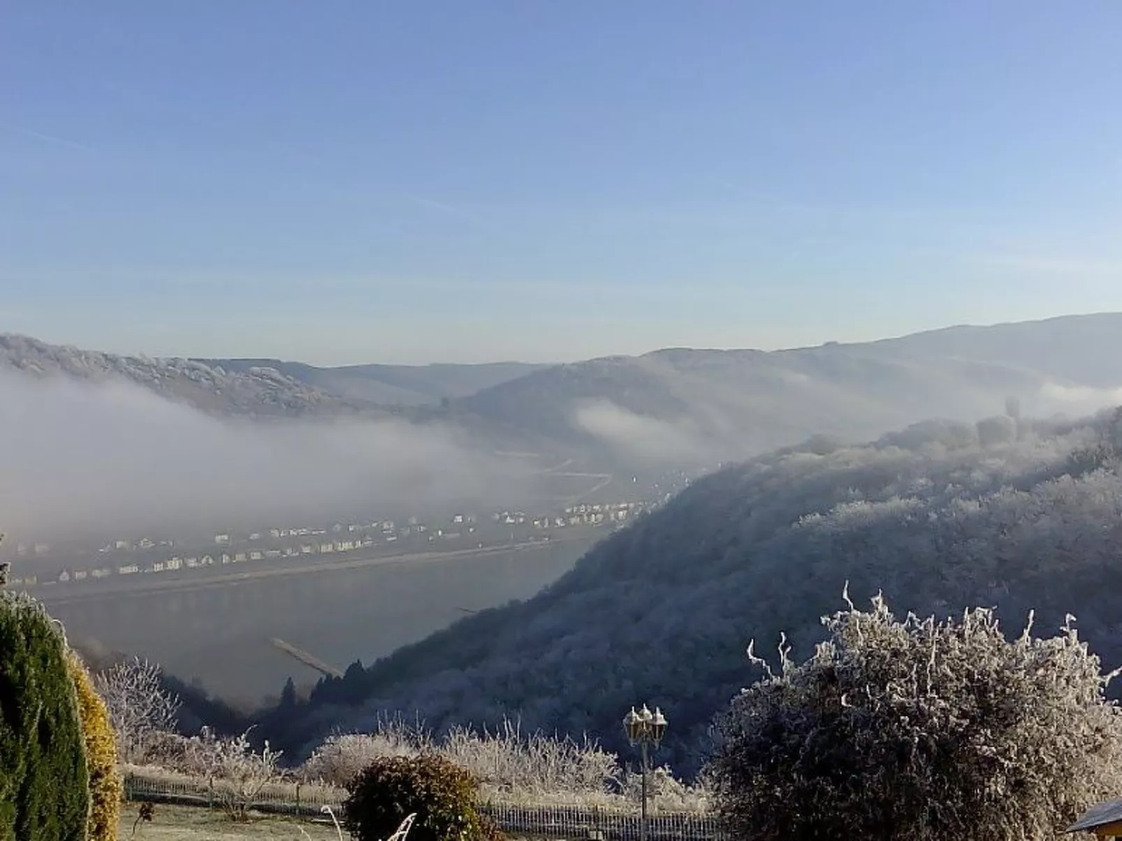 Mit Balkon und Rheinblick