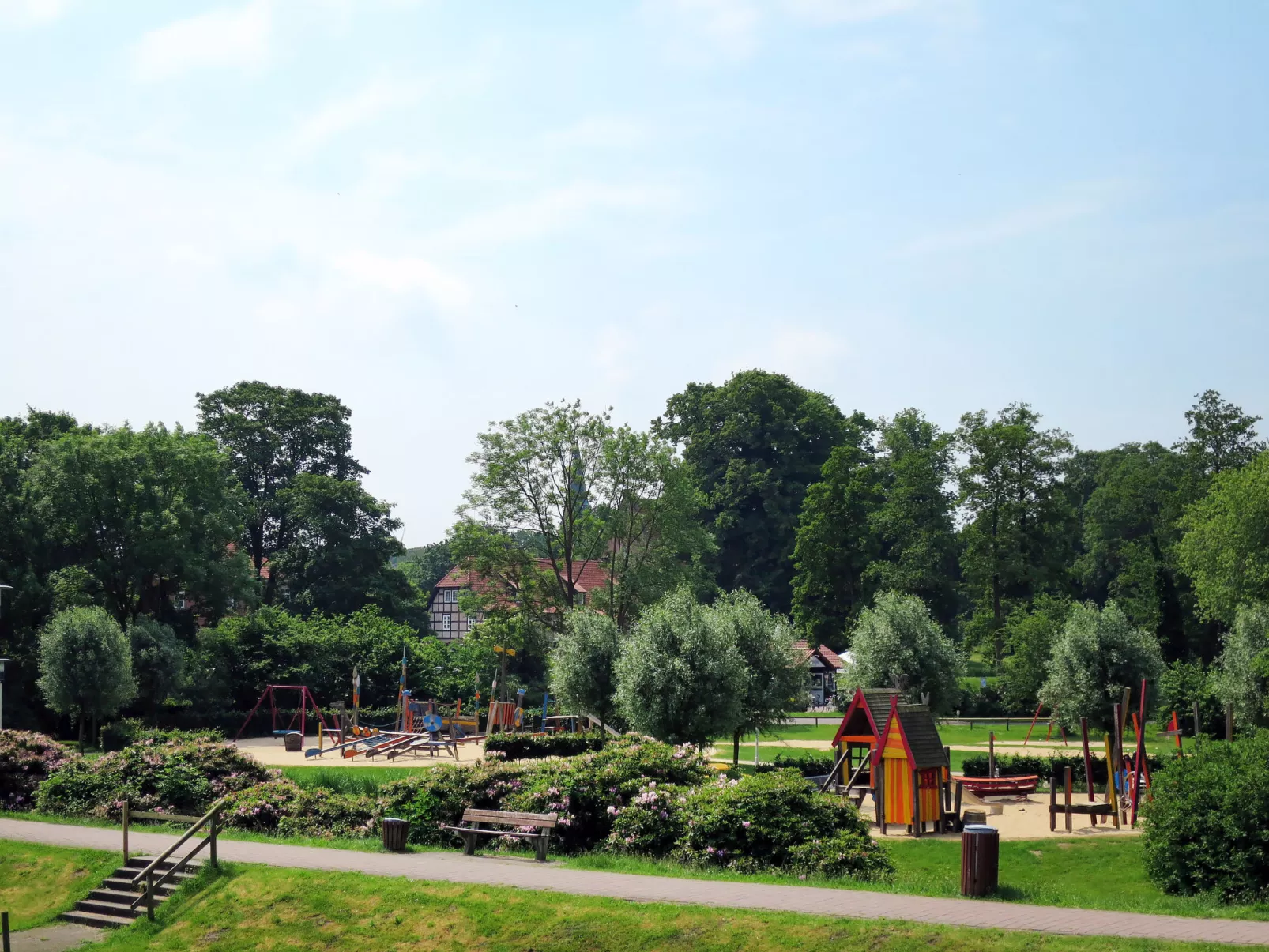 Mit Indoorpool, Garten und Partyraum