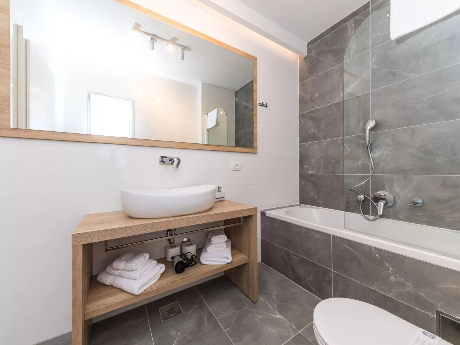 Modern eingerichtete Villa Ingrid mit beheiztem Pool - Binnen