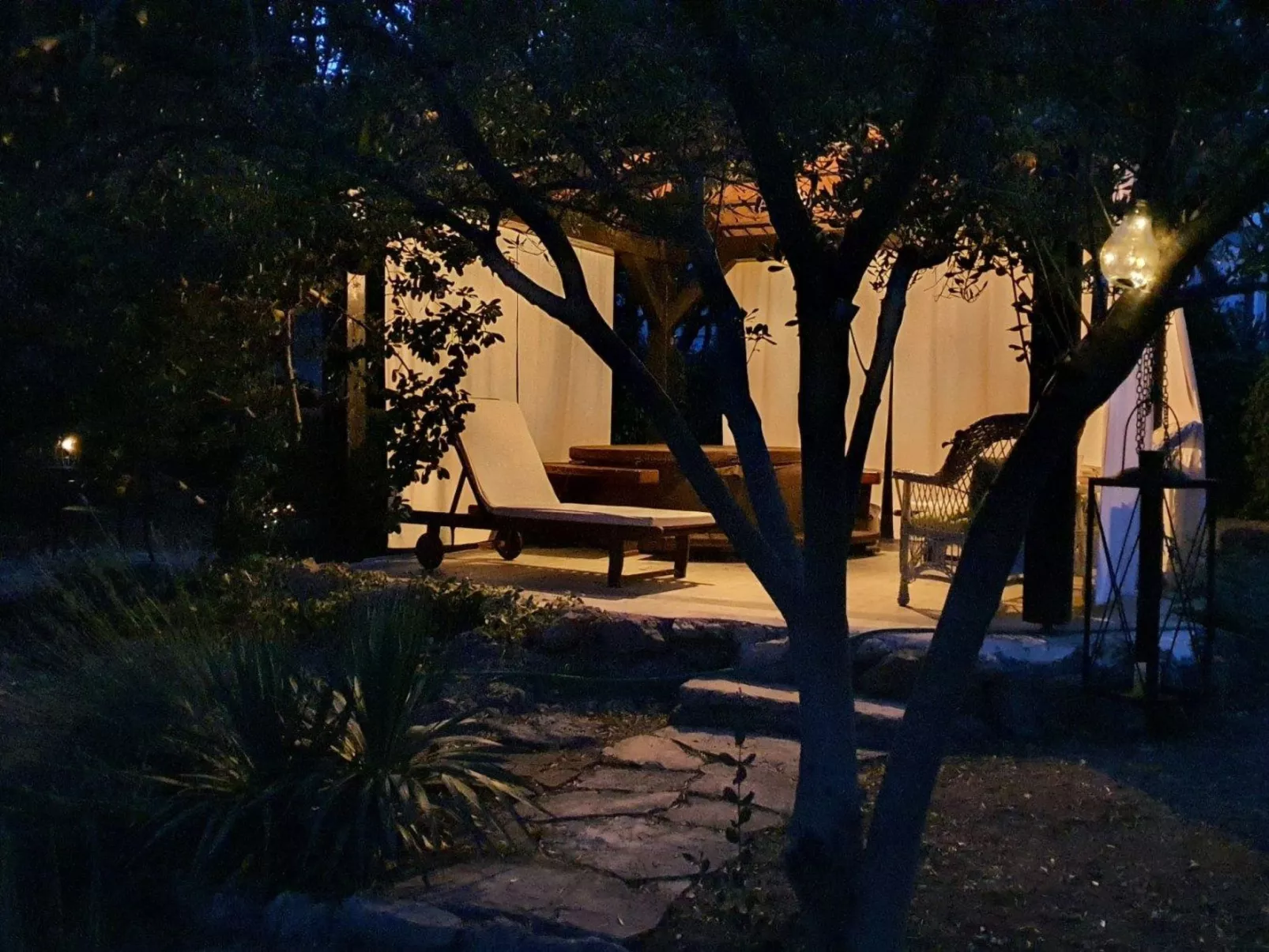 Steinhaus in Strandnähe mit Whirlpool