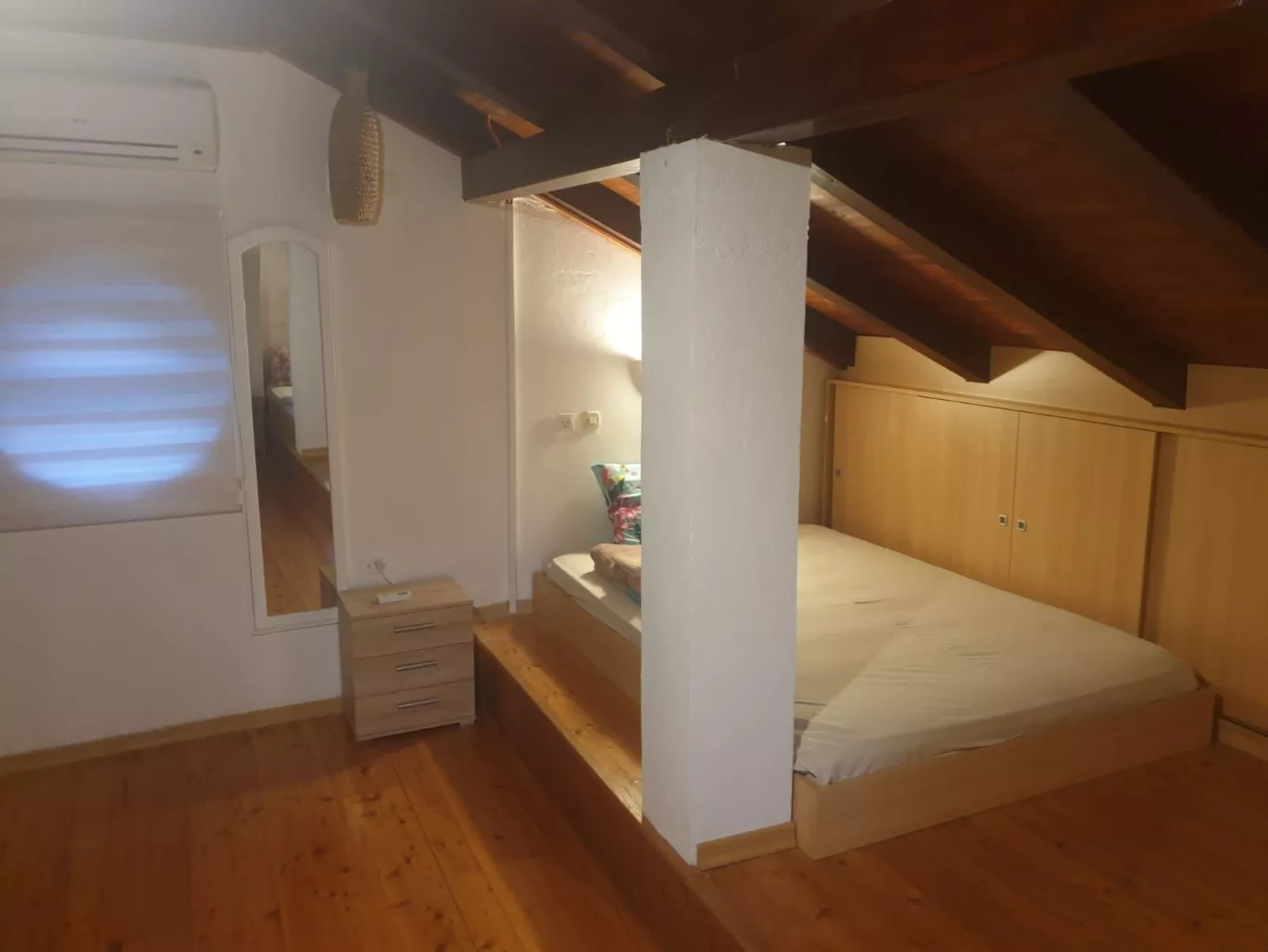 Am Fluss gelegenes Haus mit Galerieschlafplätzen