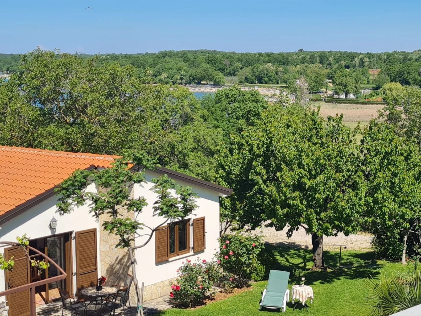 Freistehender Bungalow Perla mit Garten und Grill-Buiten