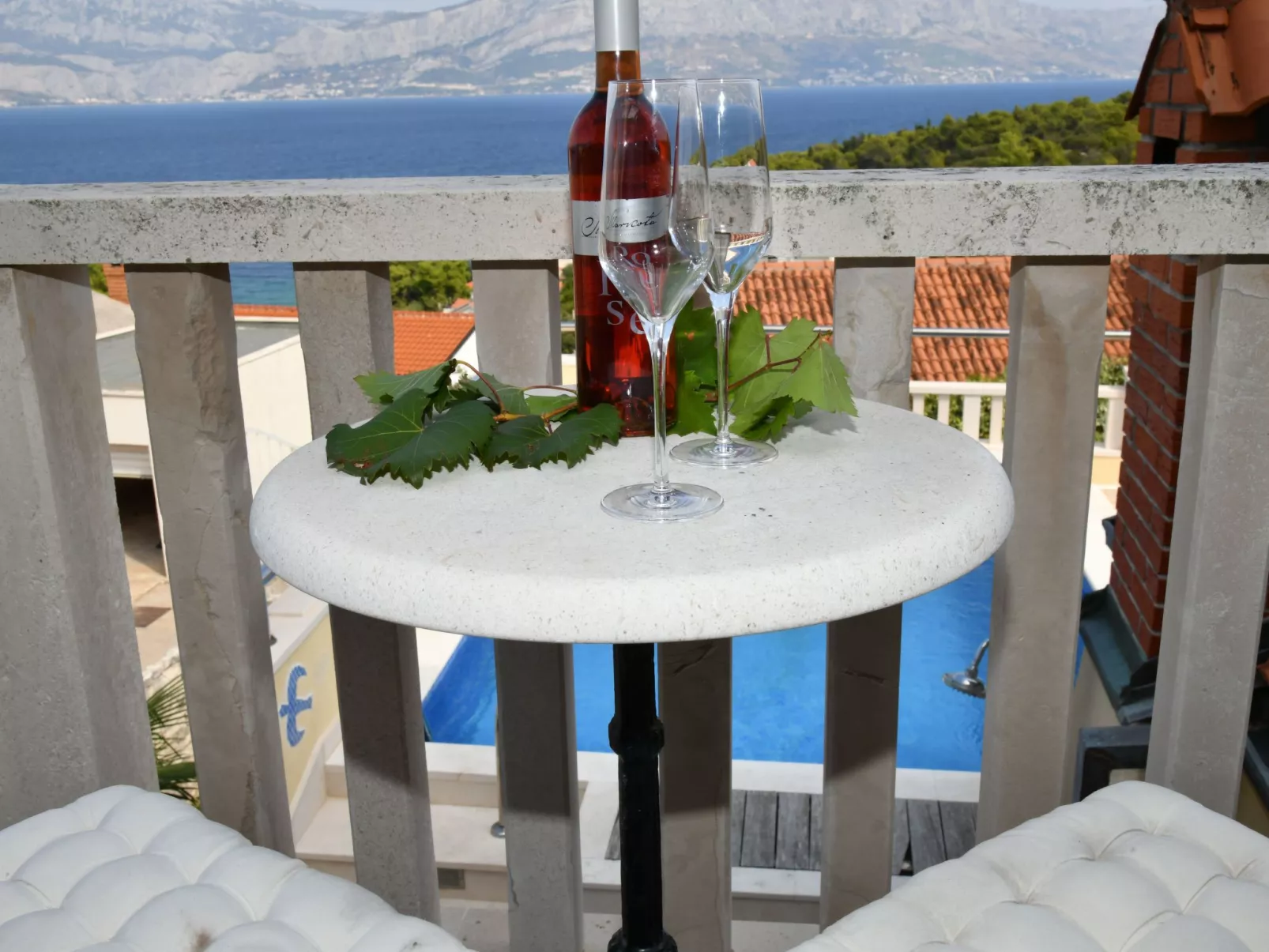 Ferienvilla in ruhiger Lage mit Pool-Buiten