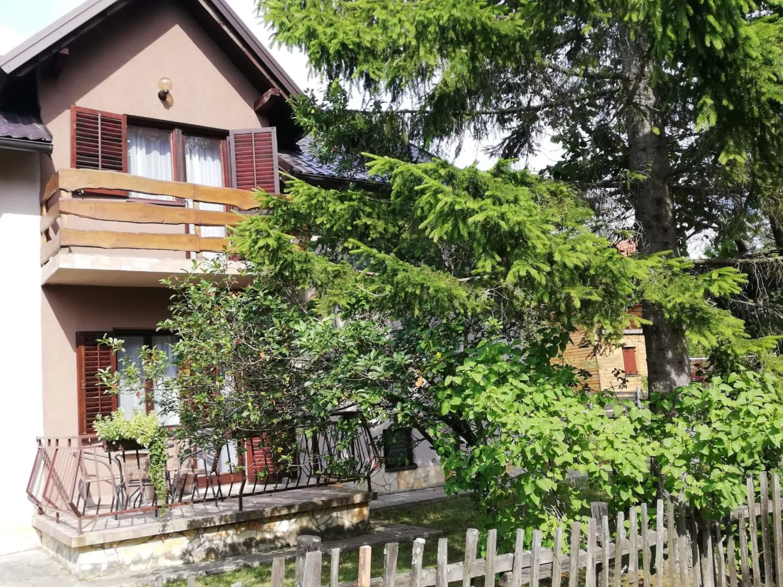 Mit Garten, Grill und Terrasse-Buiten