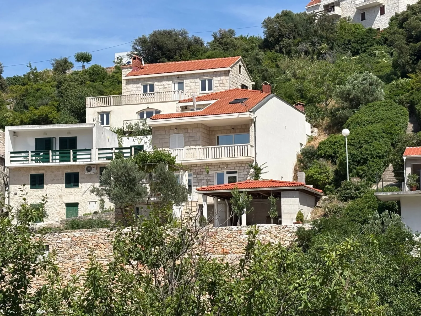 In Povlja mit gemeinschaftlichem Parkplatz-Buiten