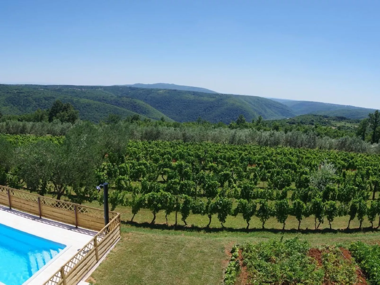 Wohnung mit privatem Pool und herrlicher Aussicht-Buiten