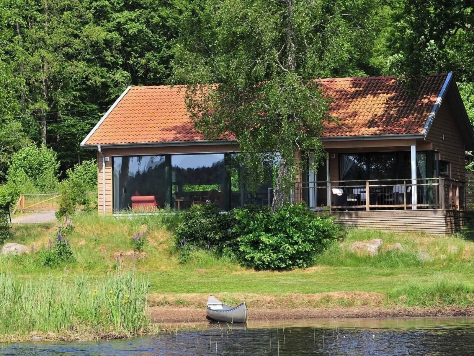 Villa "Vitasjö" mit Terrasse, Grill und Garten-Buiten