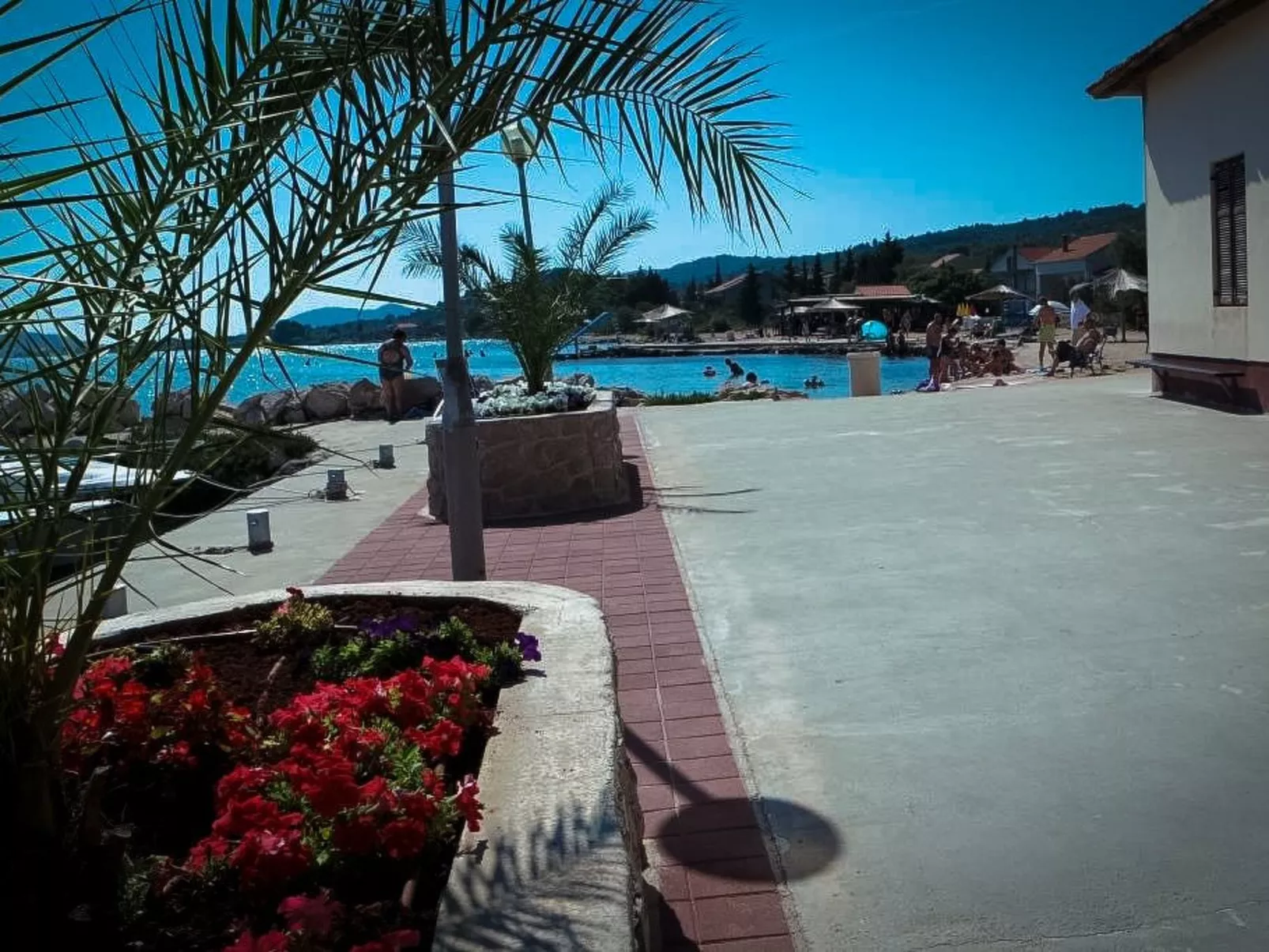 Für vier Personen mit Balkon im ersten Obergeschoss gelegen-Buiten