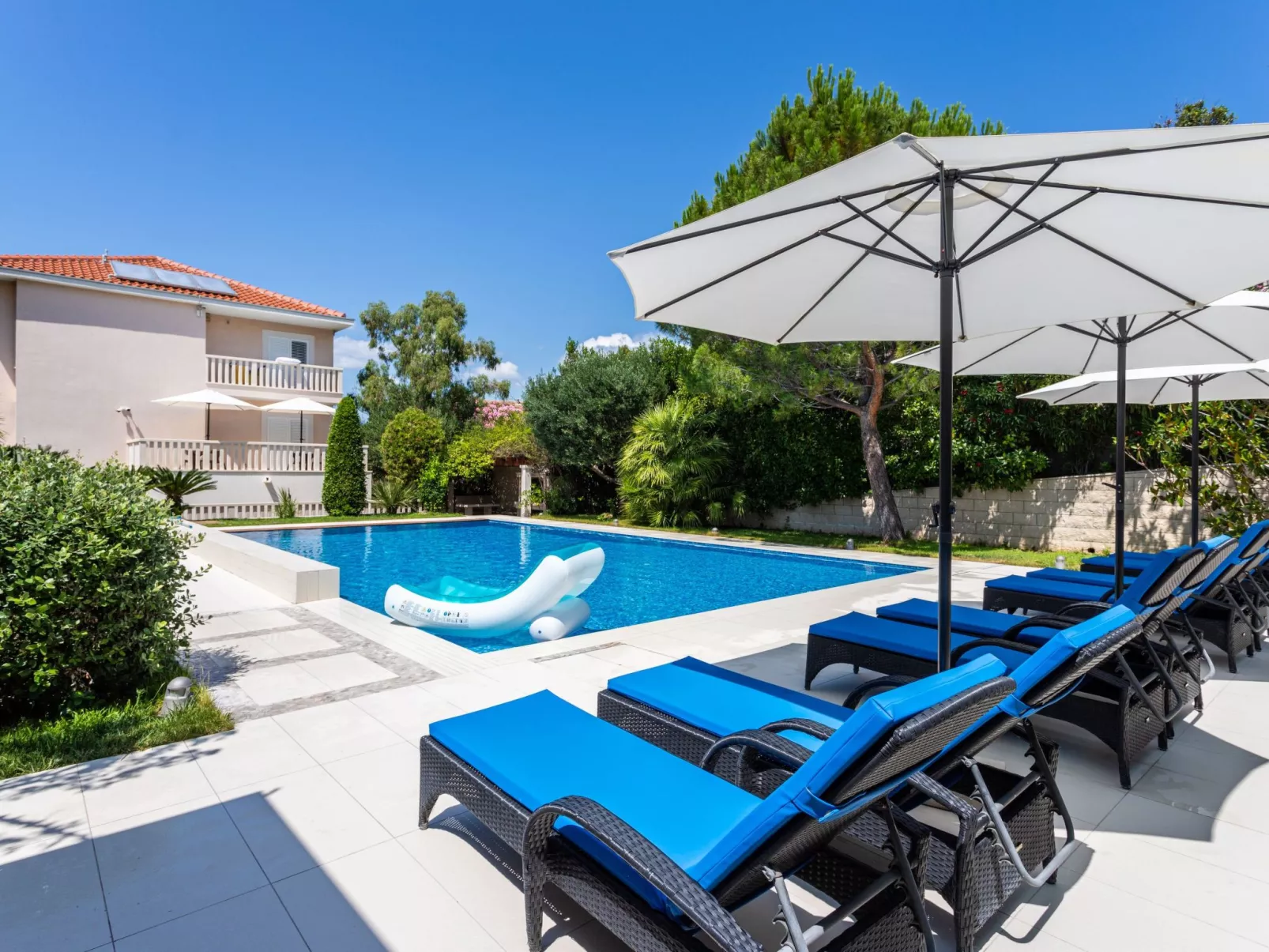 Große Ferienwohnung mit Pool, Garten und Terrasse-Buiten