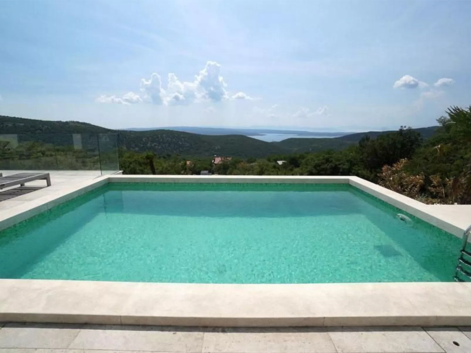 Designferienhaus mit Hot Tub-Buiten