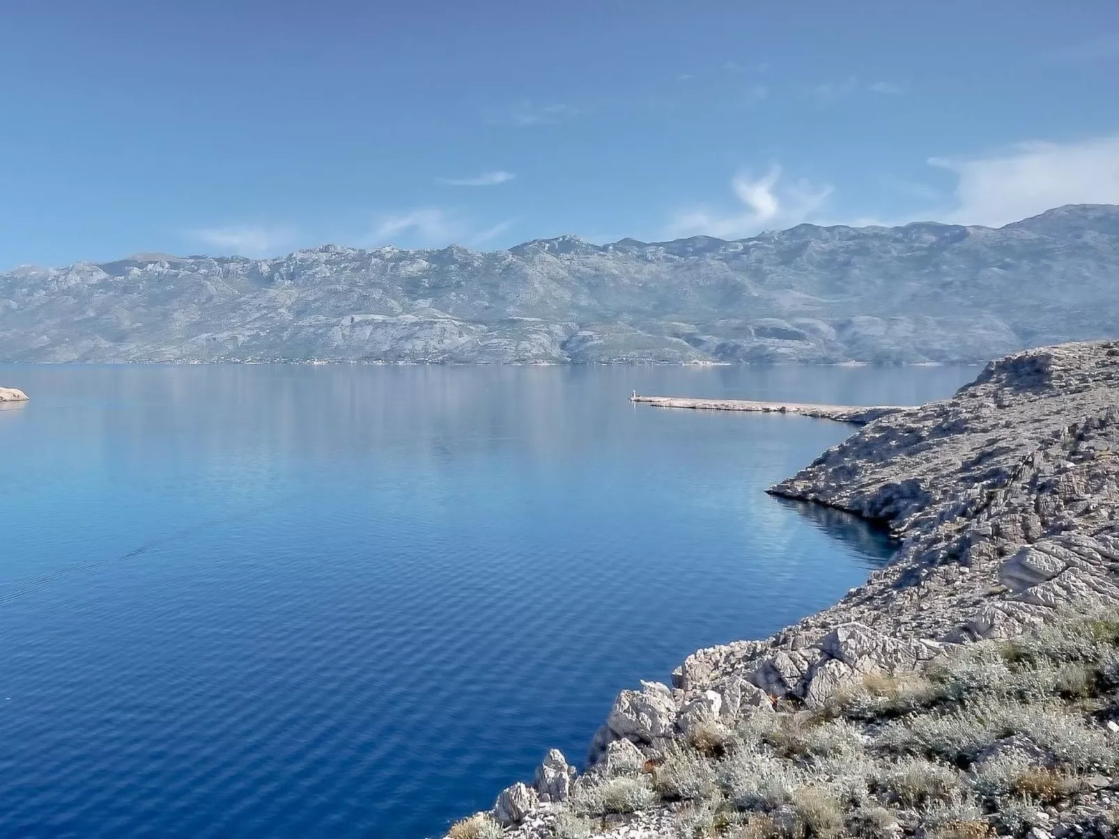 Komfortable Wohnung mit Balkon und Meerblick-Buiten
