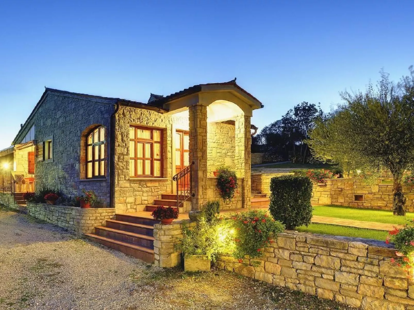 In Rakalj mit Großem Garten und Panoramablick