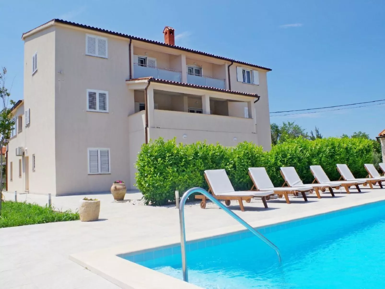 Appartement in Rakalj mit gemeinsamem Pool, Terrasse und Grill-Buiten