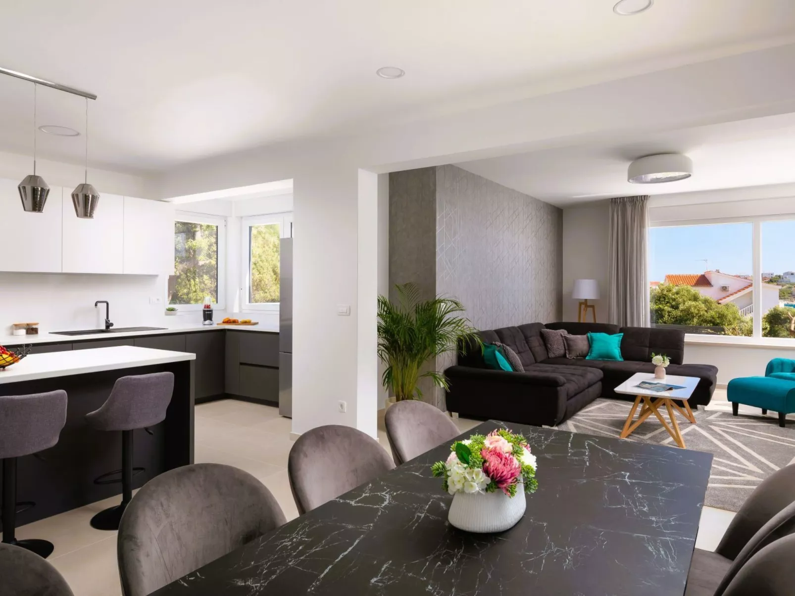 Luxuriöse Villa Dolce Vita direkt am Meer mit privatem Pool und Parkplatz