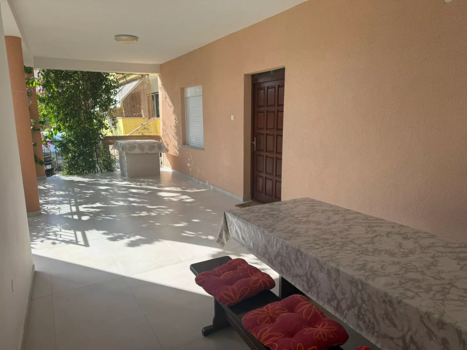 Appartement mit überdachter Terrasse-Image-tags.info