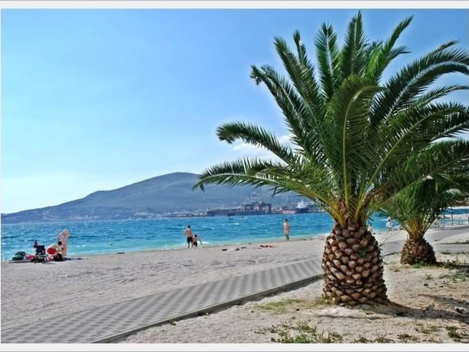 Mit Terrasse und Grill