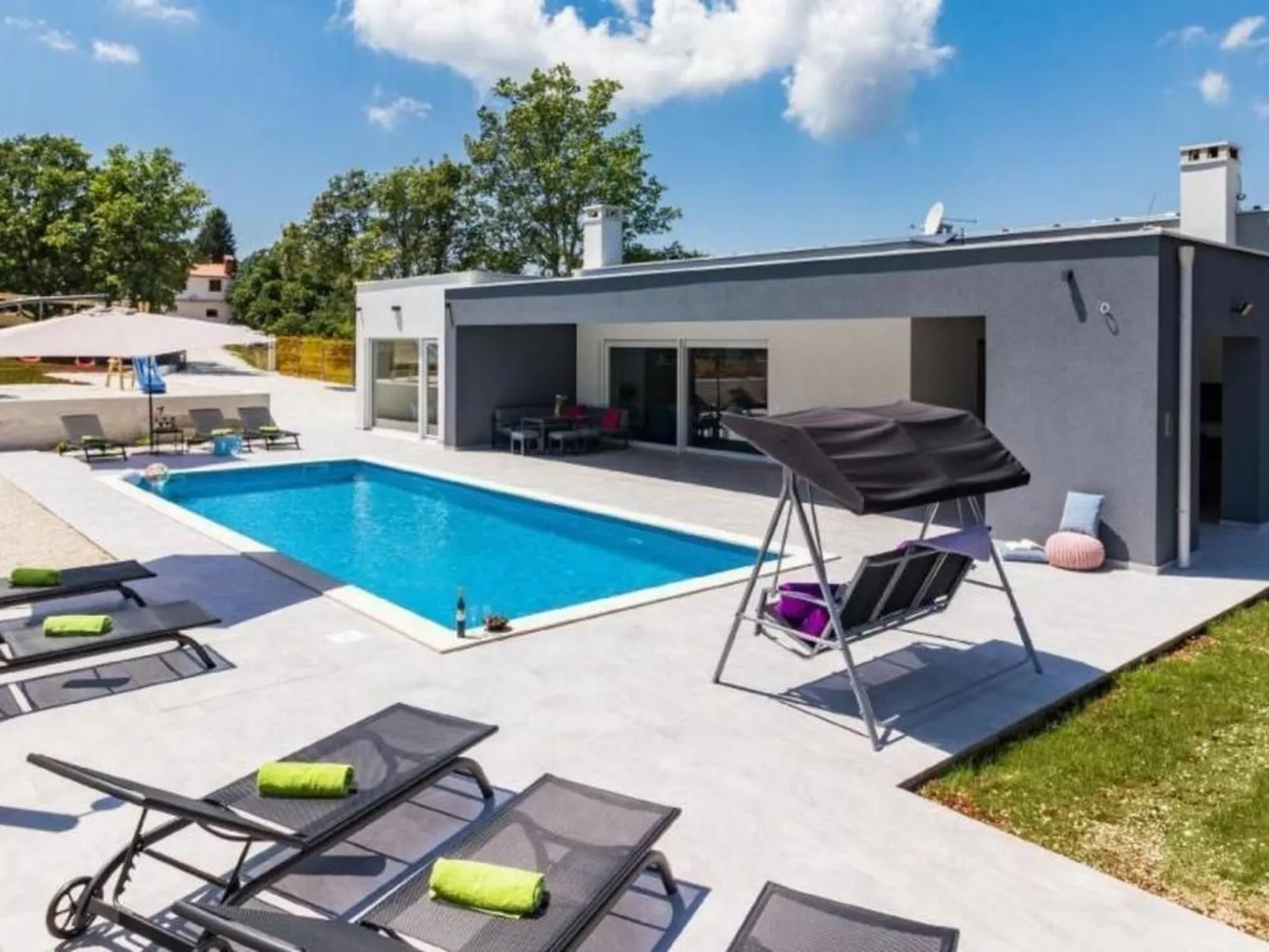 Villa Sanivaro mit beheiztem Pool und Whirlpool-Buiten