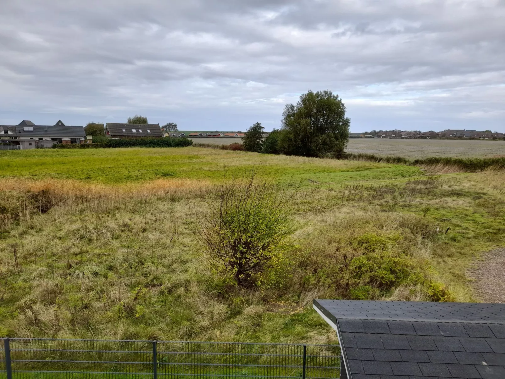 Moderne Ferienwohnung mit Balkon in Strandnähe-Buiten