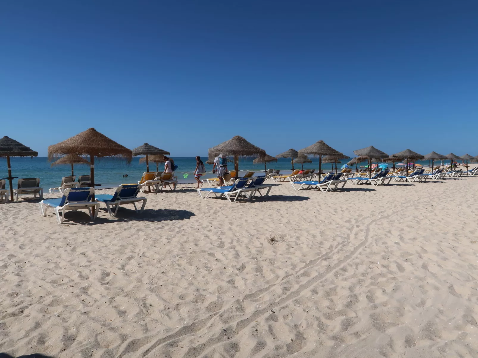 Mit Balkon, Terrasse und Außenpool