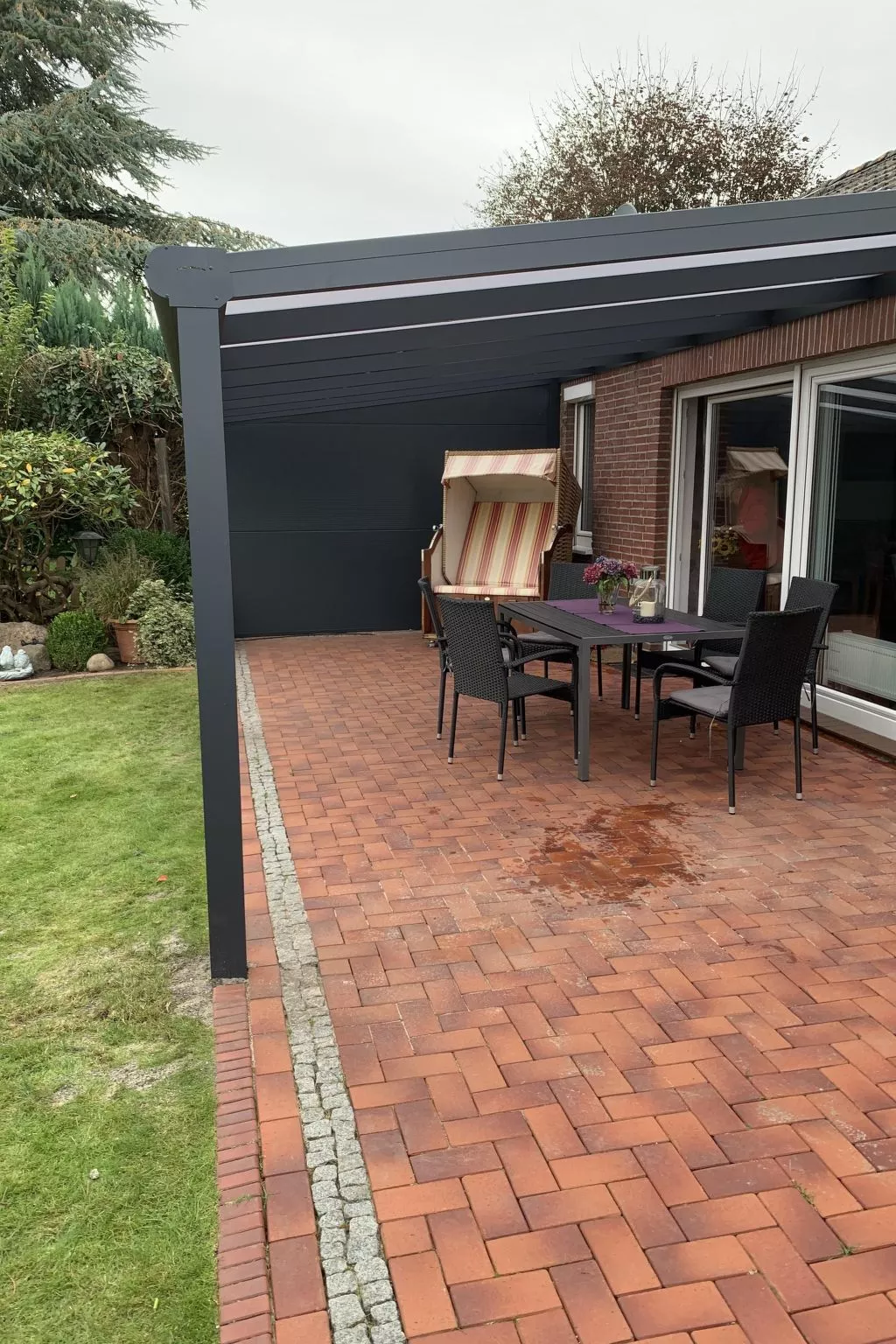 In Hage mit Garten, Terrasse und Grill