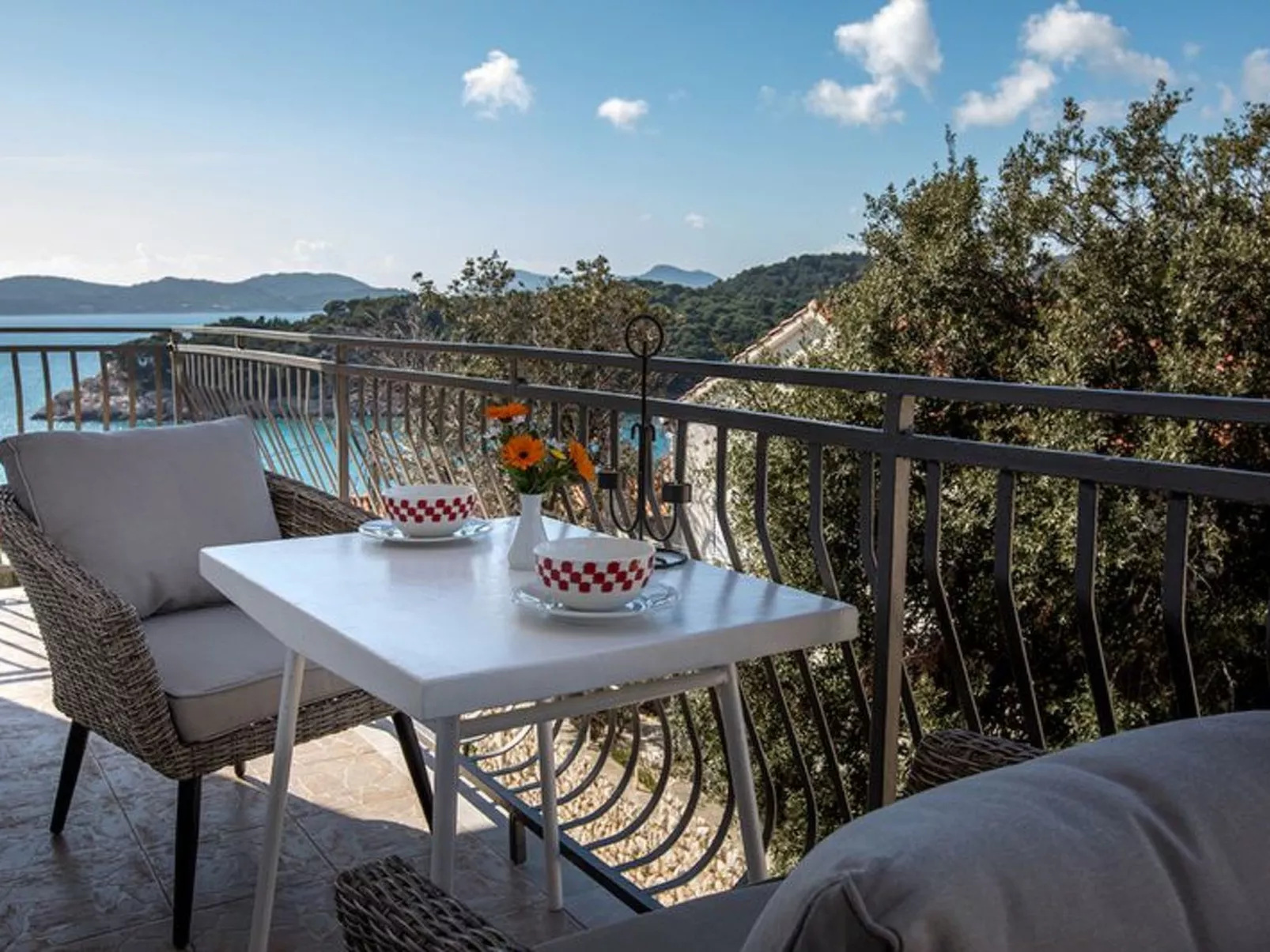 Mélanie C im ersten Stock einer Villa am Strand