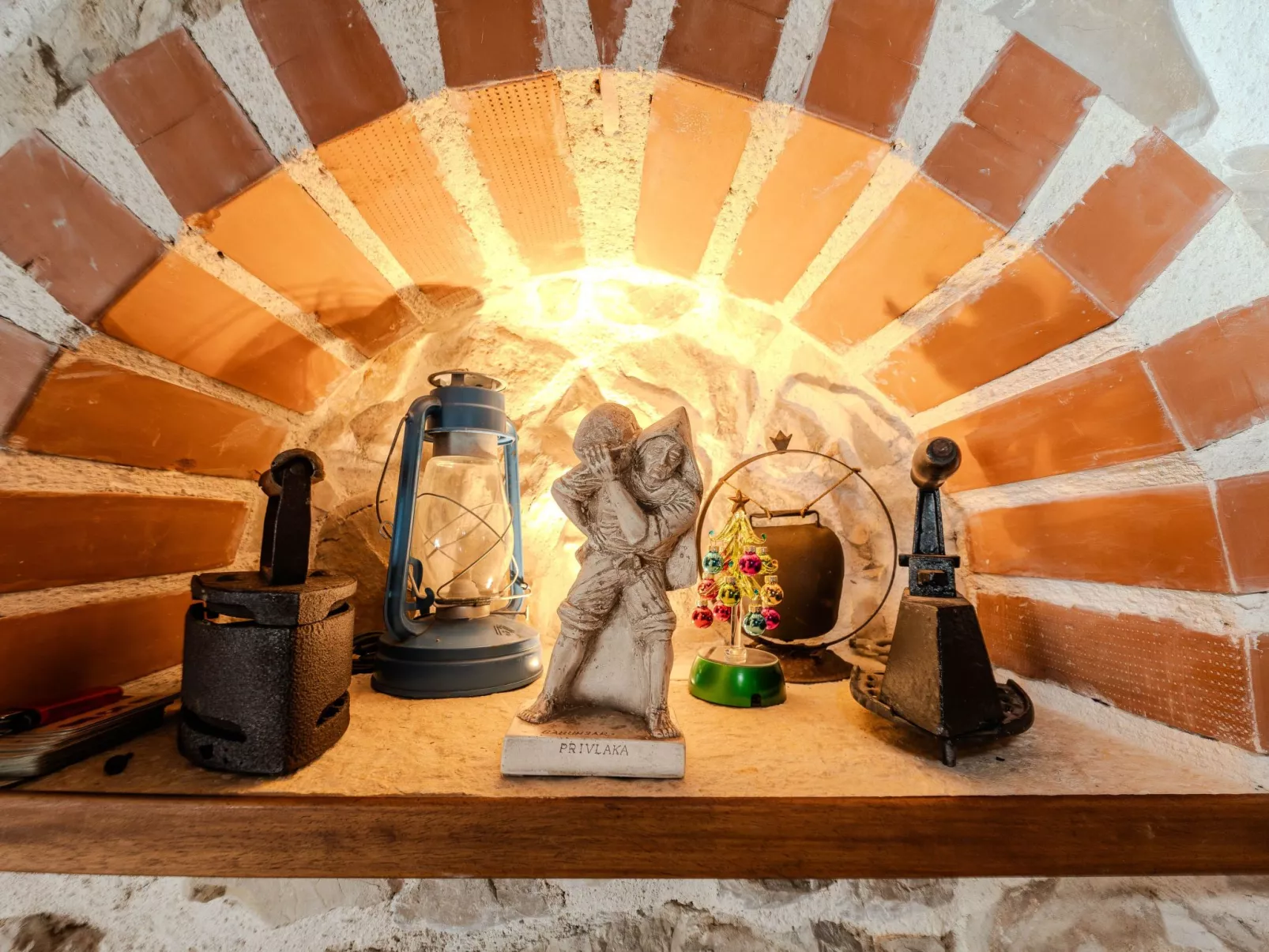 Heritage Stone House -T.A Leut Agency-Binnen