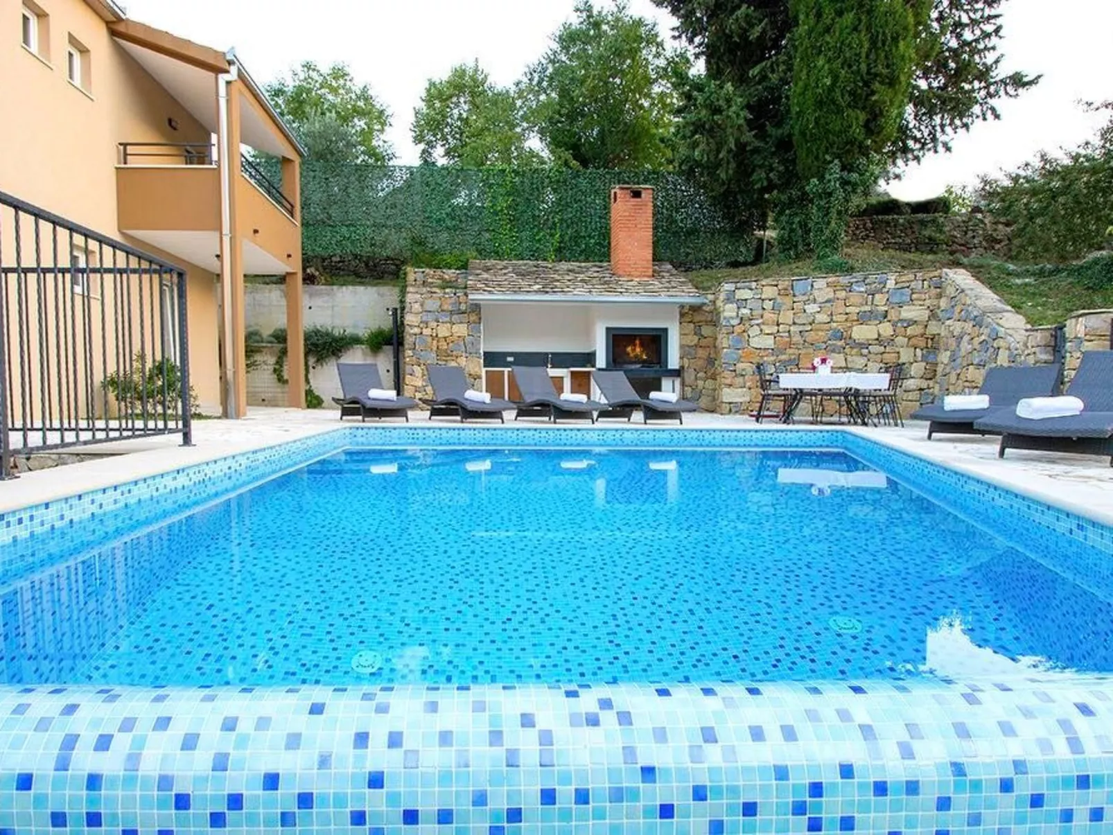 Villa Mosor mit beheiztem Salzwasserpool und Sauna