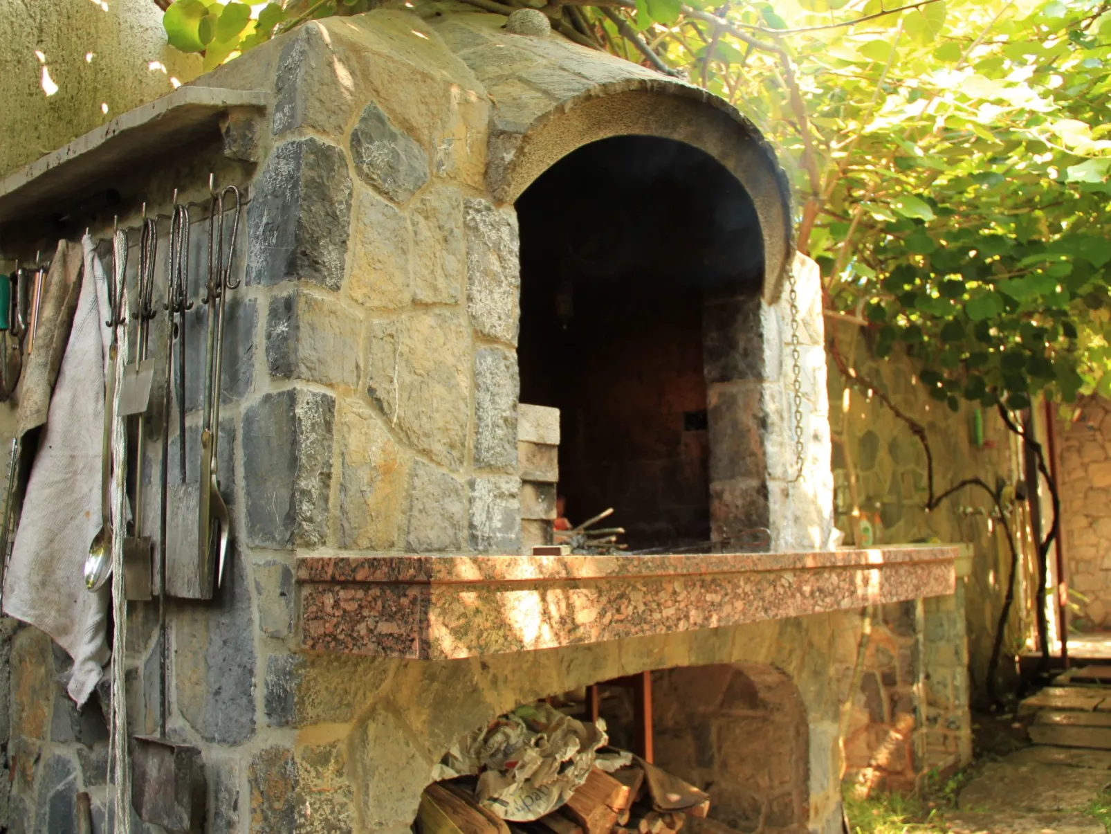 Im Erdgeschoss mit Garten und Laube fur zwei Perssonen mit dem eigenen Parkplat-Buiten