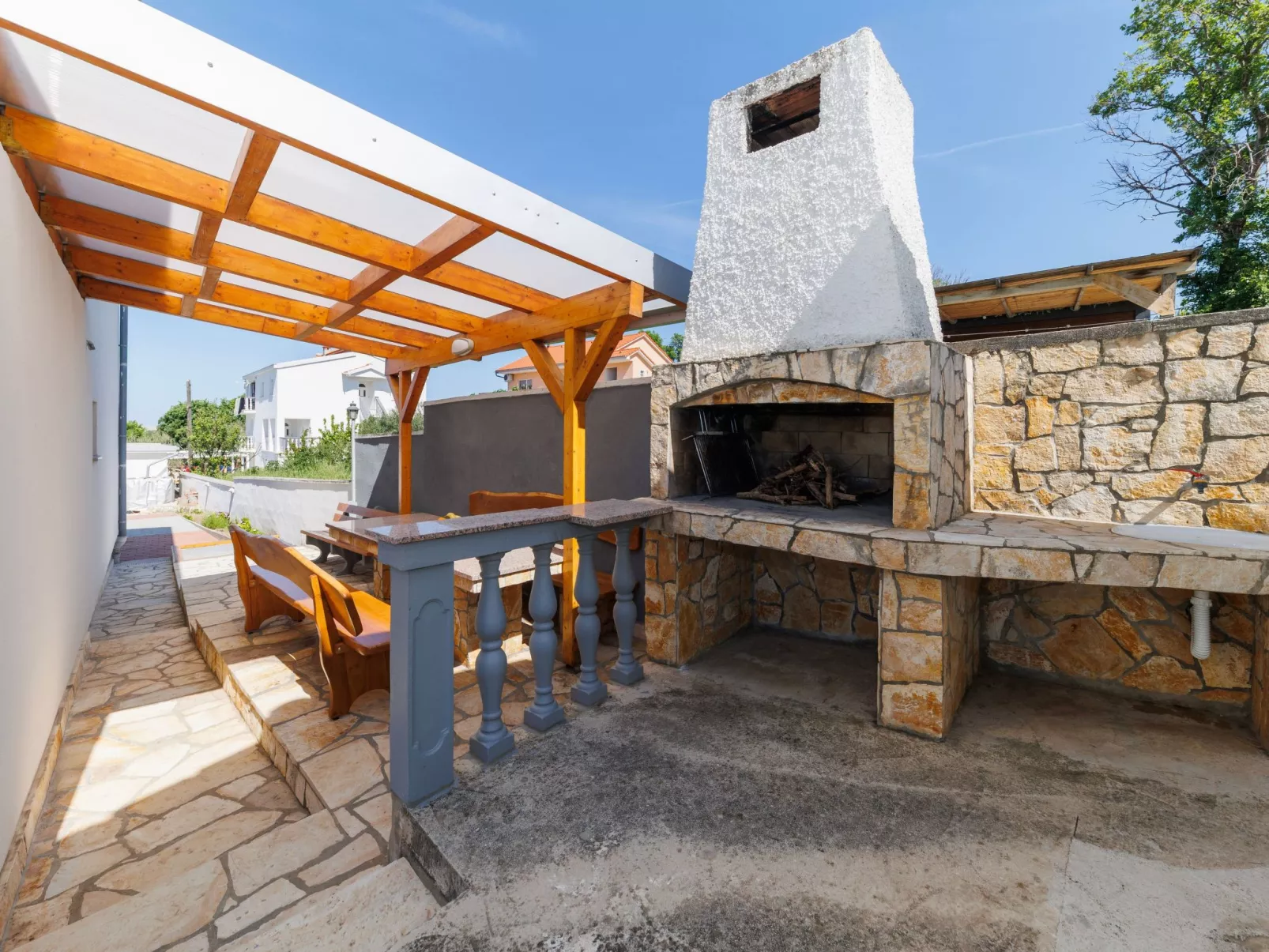 "Zara" mit Blick auf das Wasser