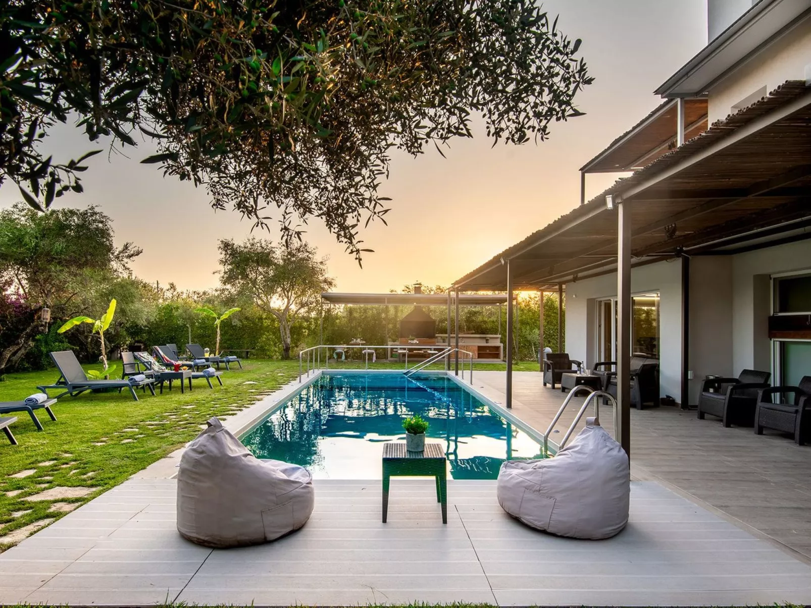 Geräumige Familienvilla, privater Pool und Garten-Buiten