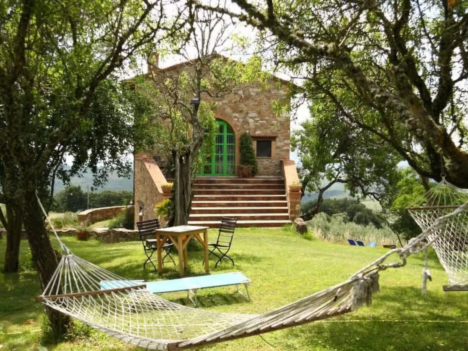 Studio mit Balkonblick ins bergige Grüne