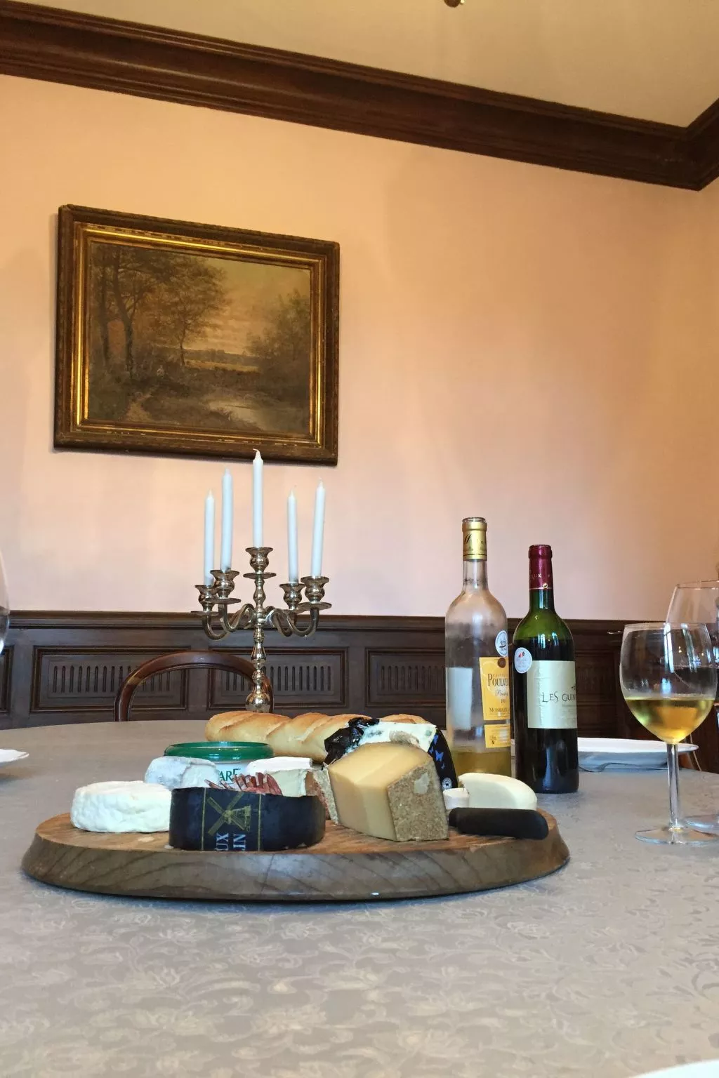 Schloss mit Überlaufpool an der Dordogne