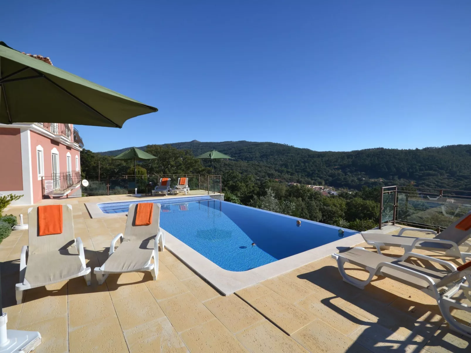 Luxuriöse Privatvilla mit Infinity-Pool