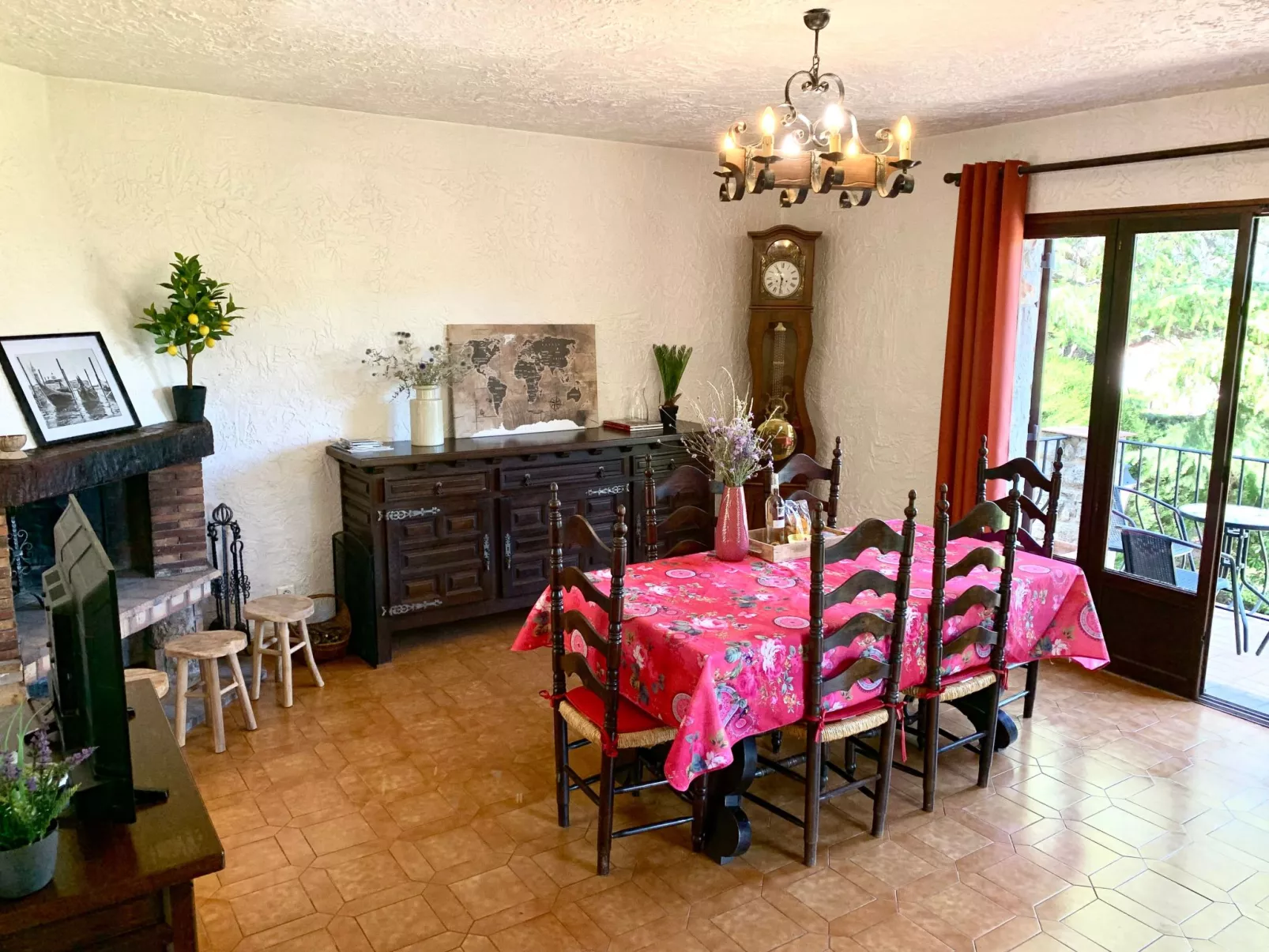 Steinhaus Garten und Blick auf die Berge