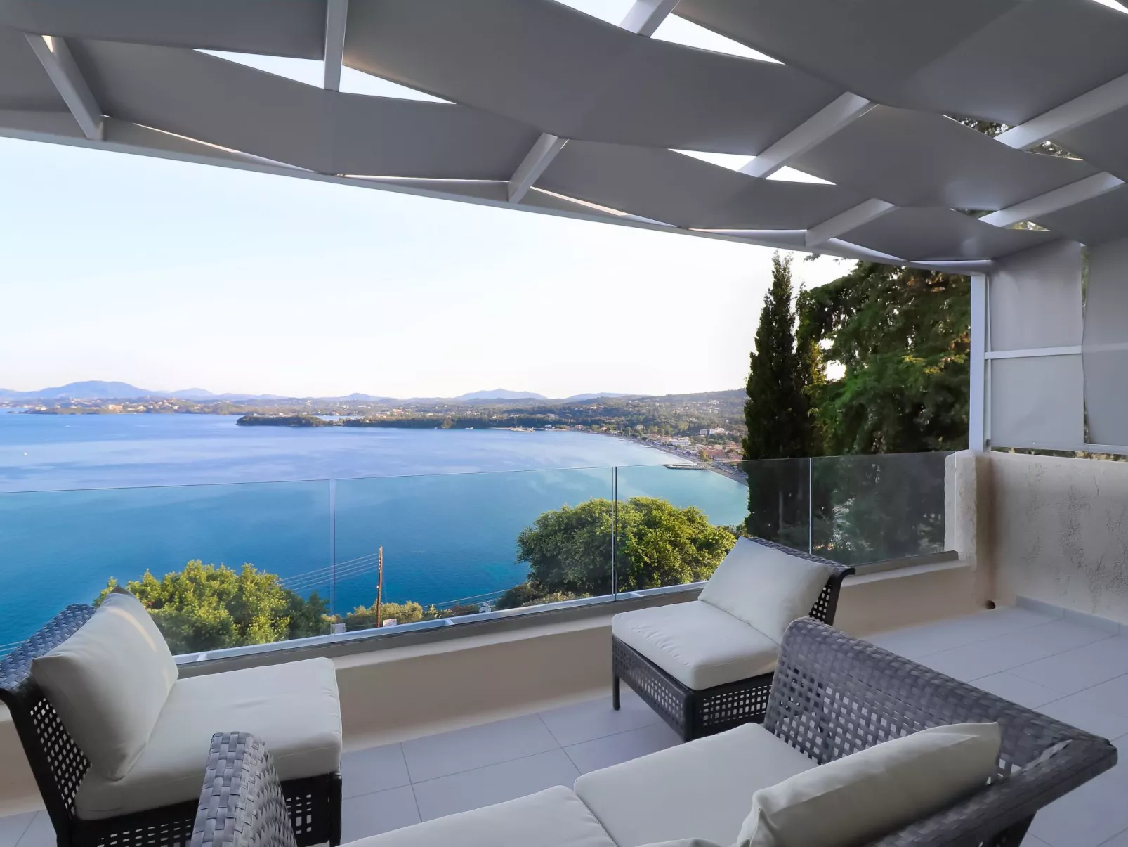 "Faiax" mit eigenem Pool-Binnen