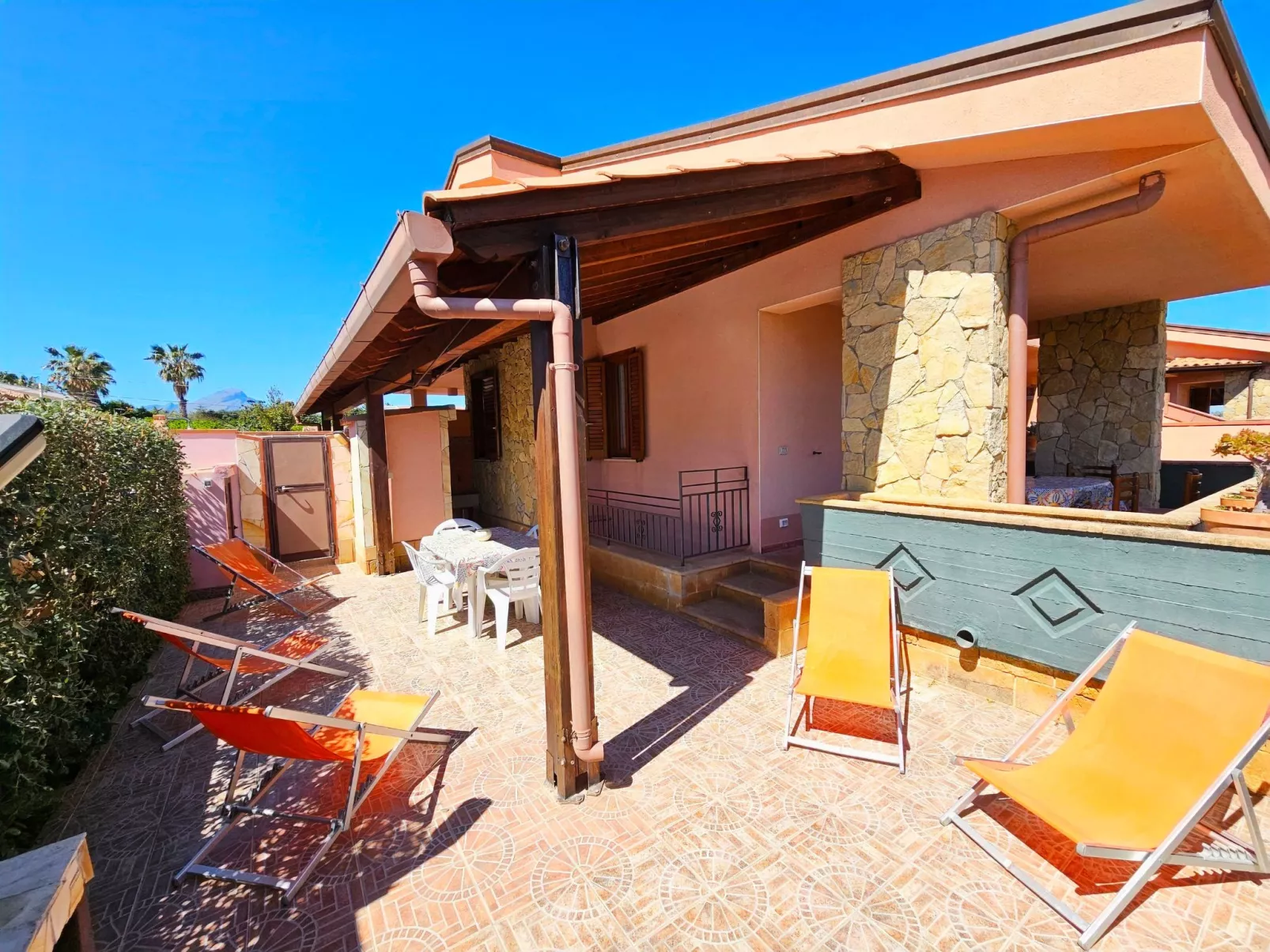 Helle mediterrane Villa mit Veranda und Garten-Image-tags.info