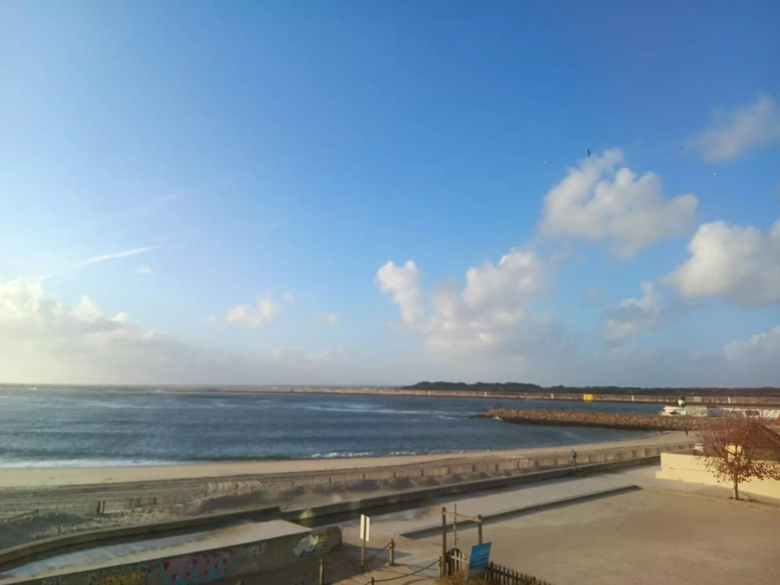 Mit den Füßen im Sand-Buiten