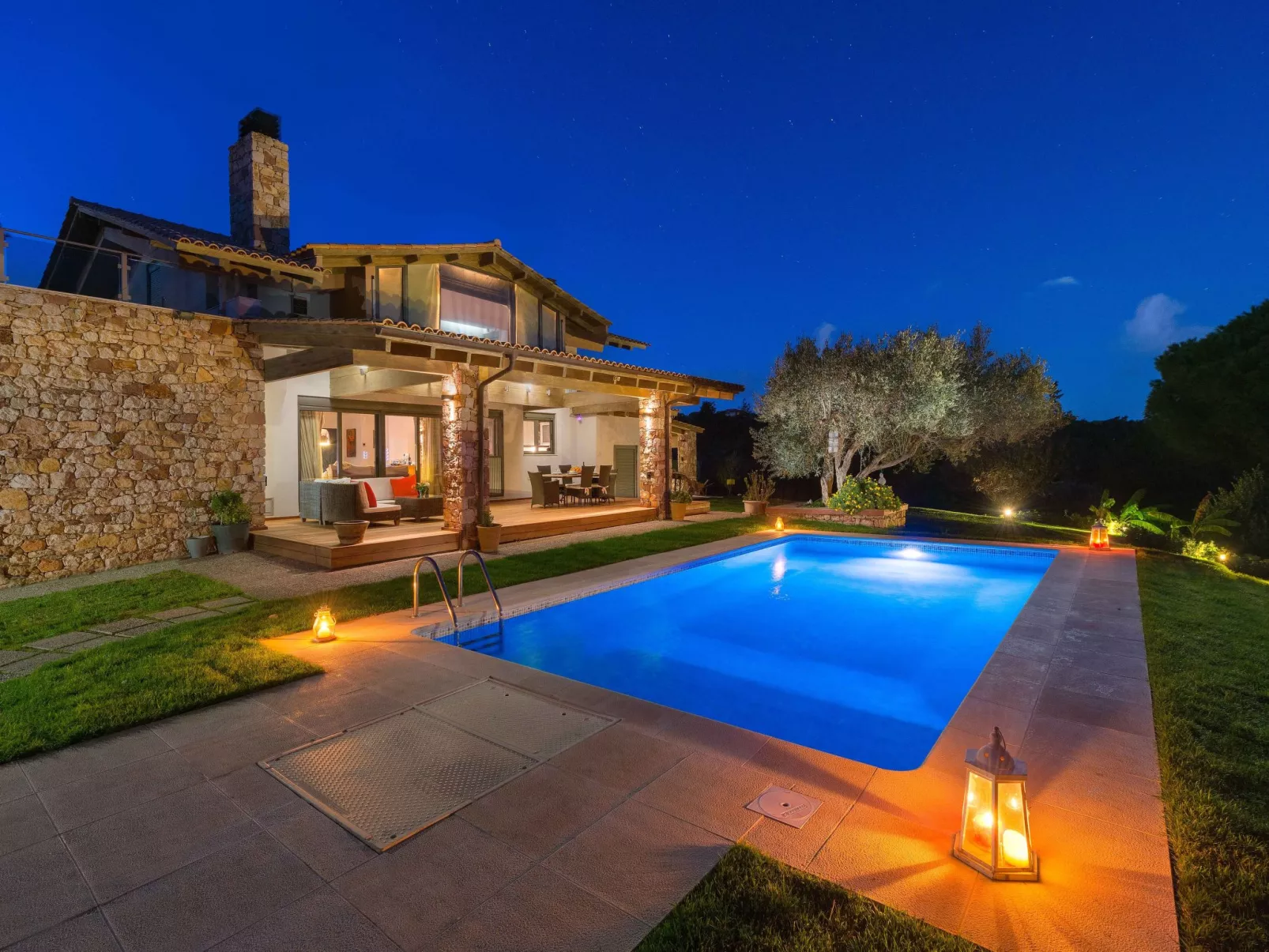 In Sgourou mit Parkplatz, Blick ins Grüne-Buiten