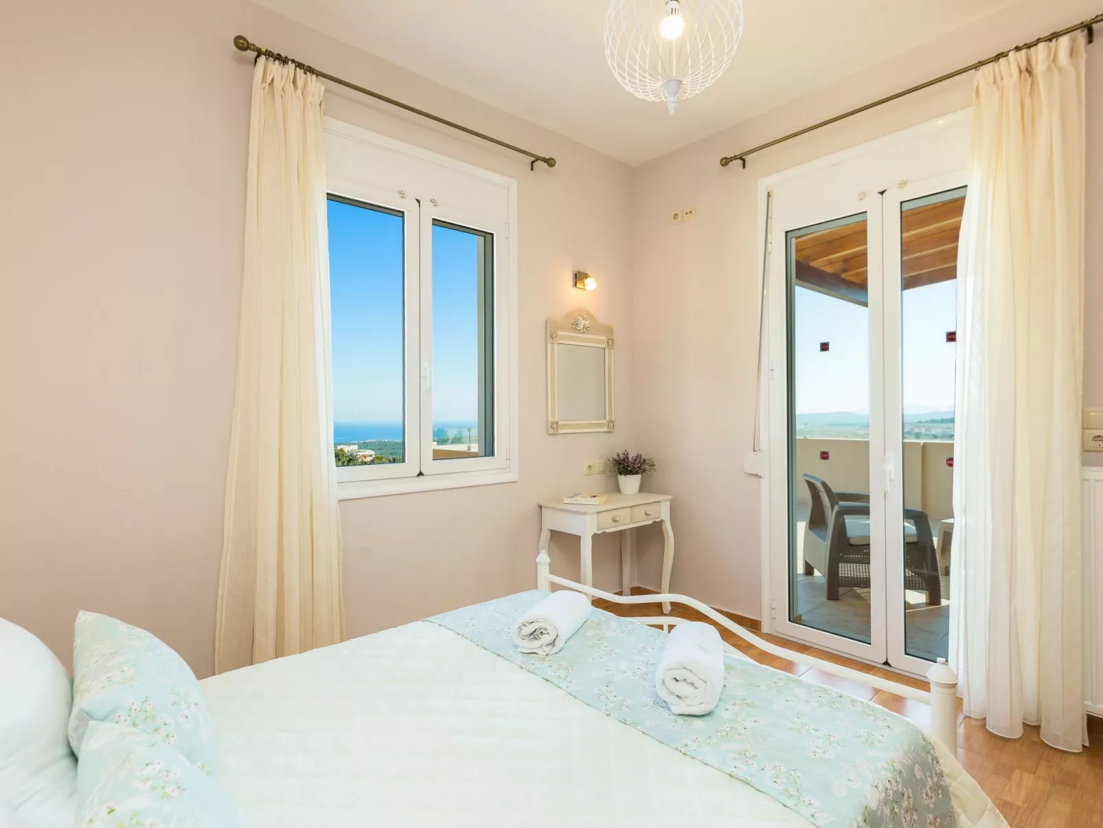 Familienvilla mit Pool und Tischtennisplatte-Binnen