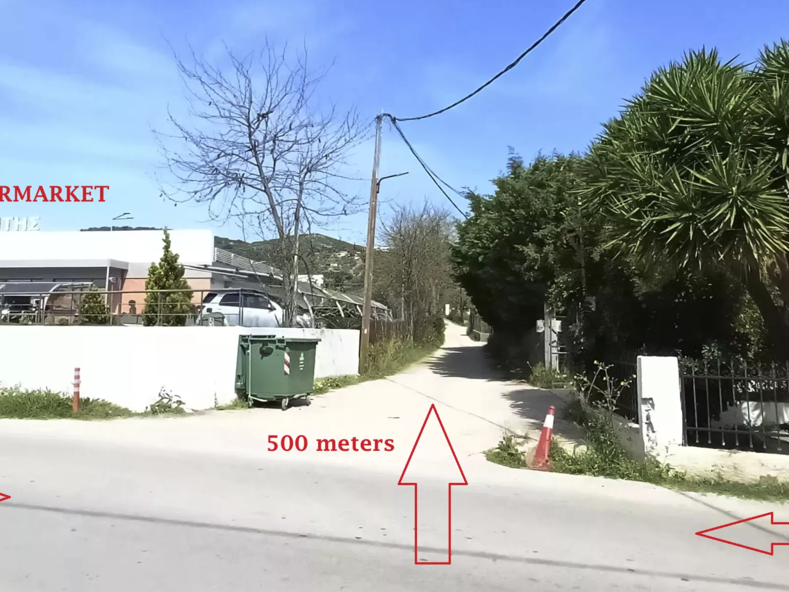 Berge und die ikonische Landebahn des Flughafens Skiathos-Buiten