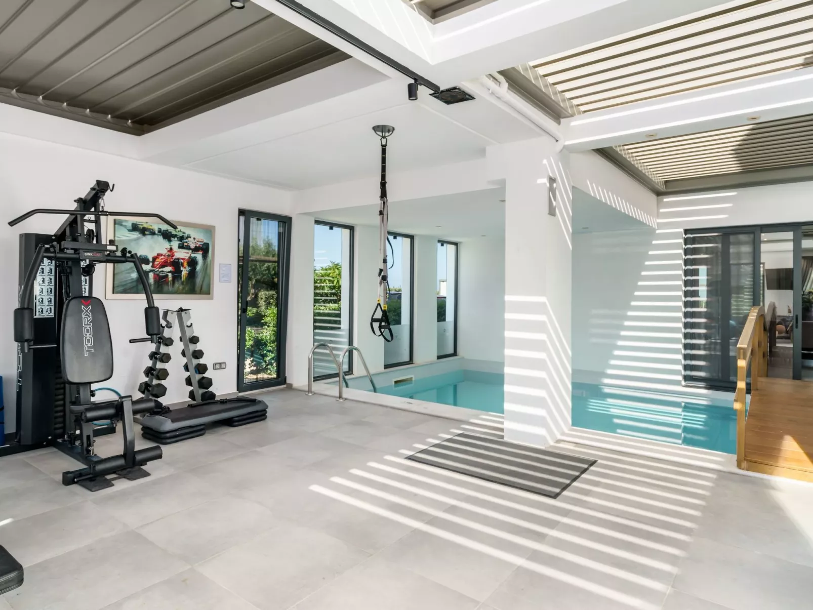 Lux-Villa mit Innen- und Außenpool, BBQ und Fitnessraum-Buiten