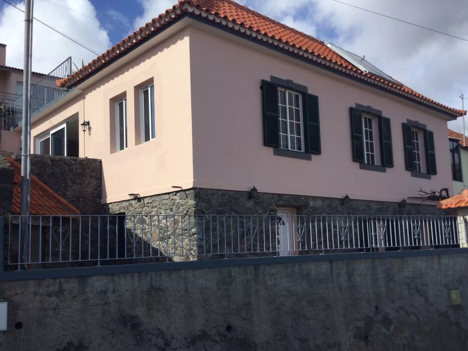 Cottage aus Stein mit Blick auf das Wasser