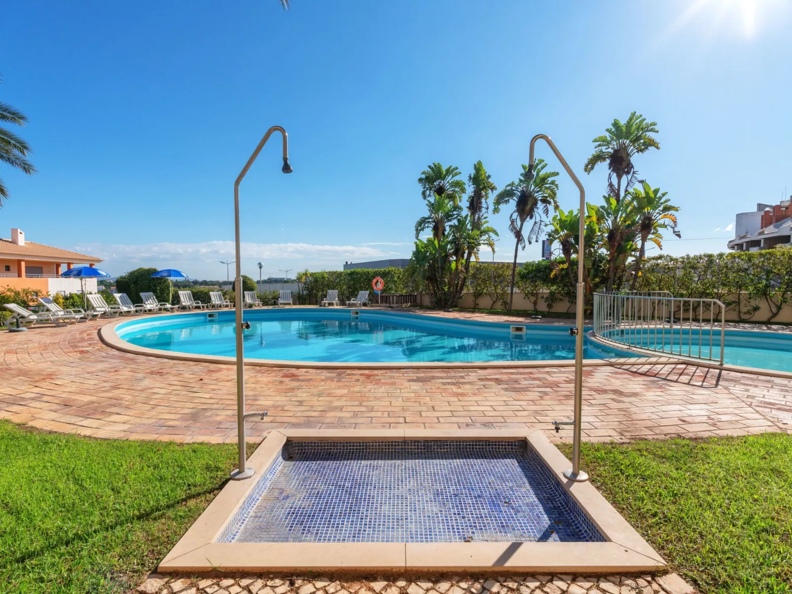 Wohnung mit Terrasse und 2 Schwimmbecken-Buiten