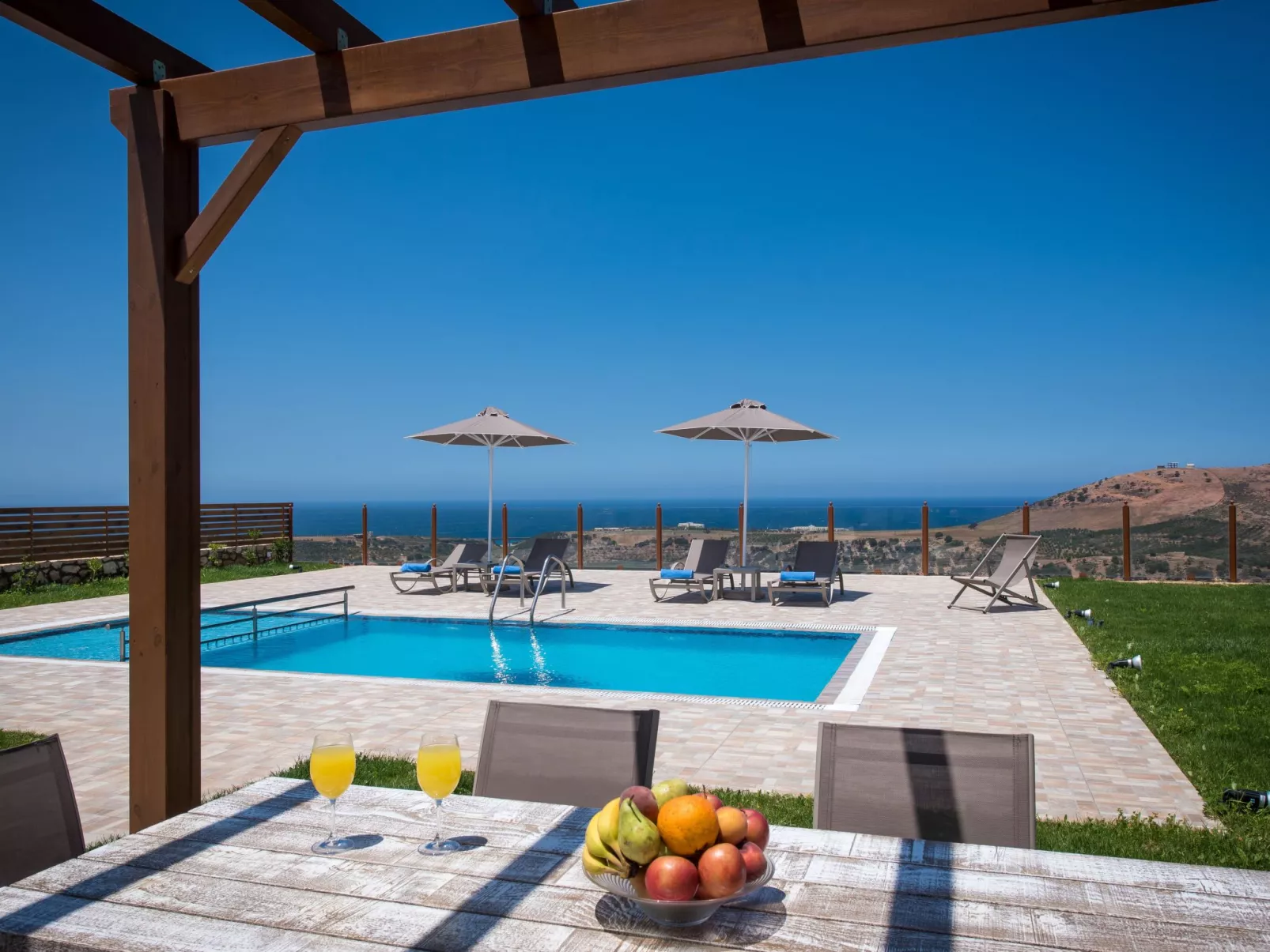 Villa mit Panoramablick Pool und Grillplatz in Strandnähe